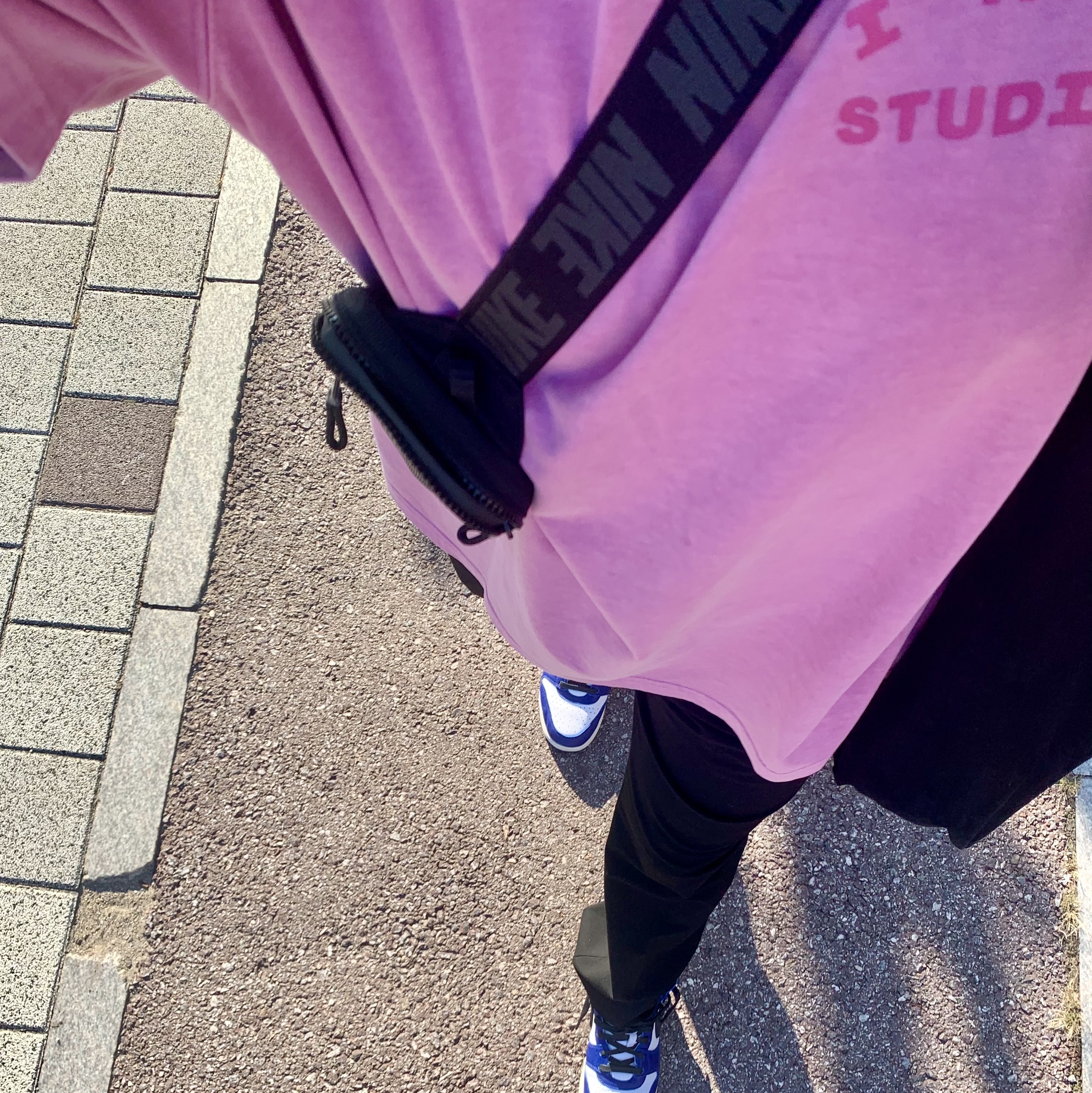 IAB Studio Pigment T-Shirt Magenta, Nike x Ambush Dunk High Deep Royal Blue 착용 스타일