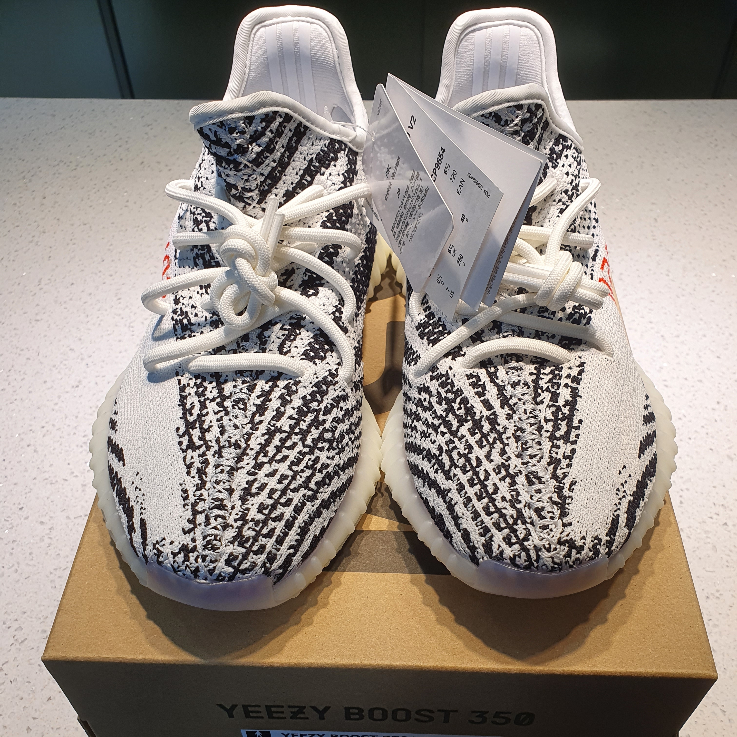 Adidas Yeezy Boost 350 V2 Zebra 2017/2019/2020 착용 스타일