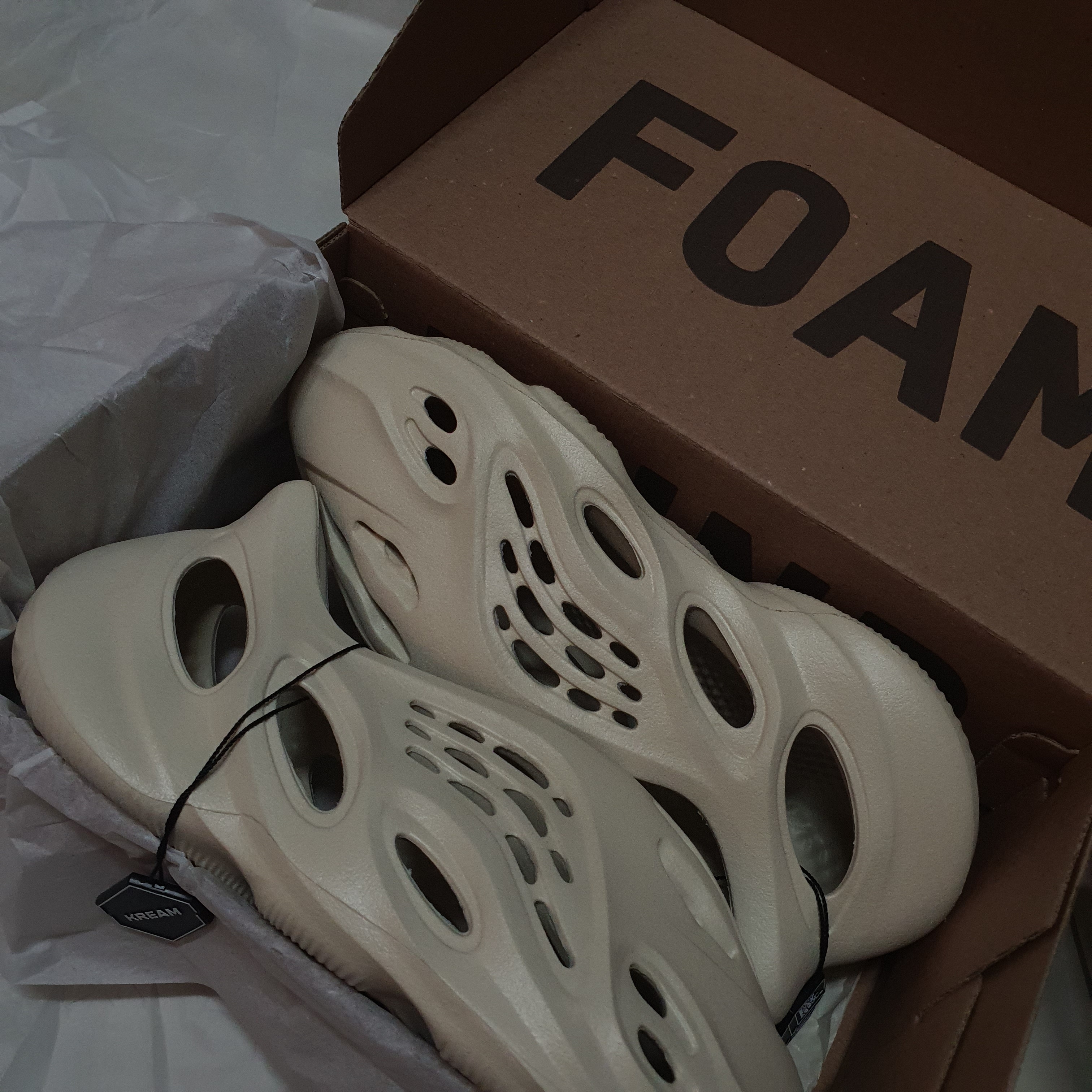 Adidas Yeezy Foam RNNR Sand 착용 스타일