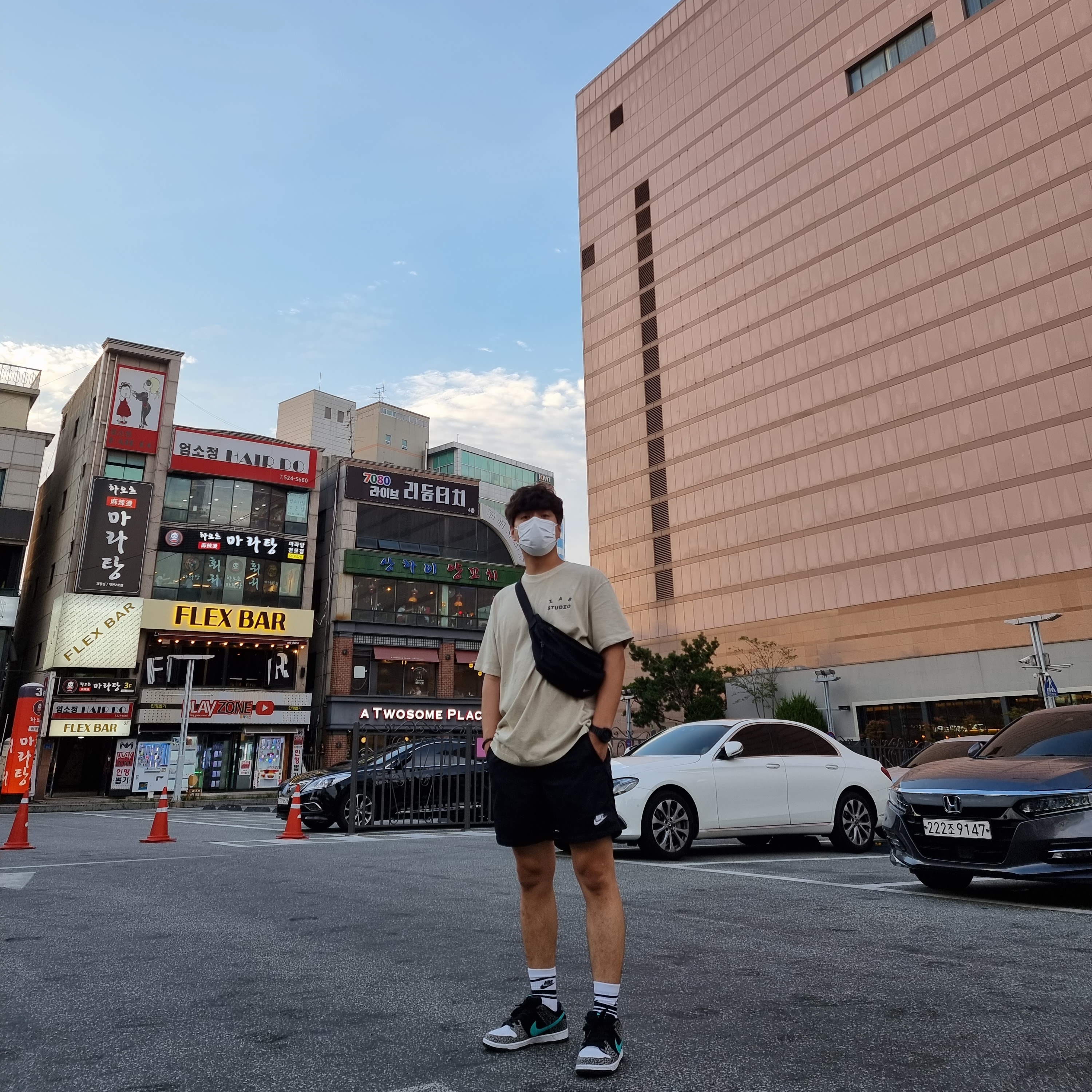 IAB Studio Pigment T-Shirt Oatmeal, Nike SB Dunk Low Pro Clear Jade 착용 스타일