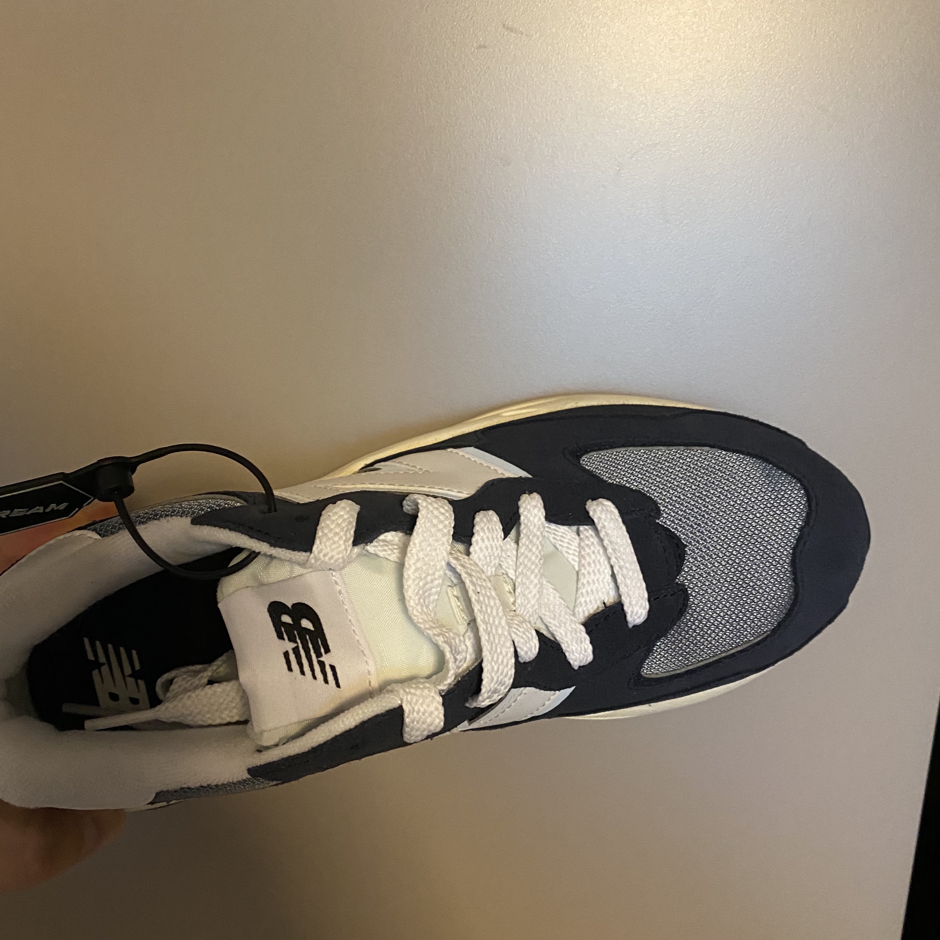 New Balance 5740 Navy 착용 스타일 - 2