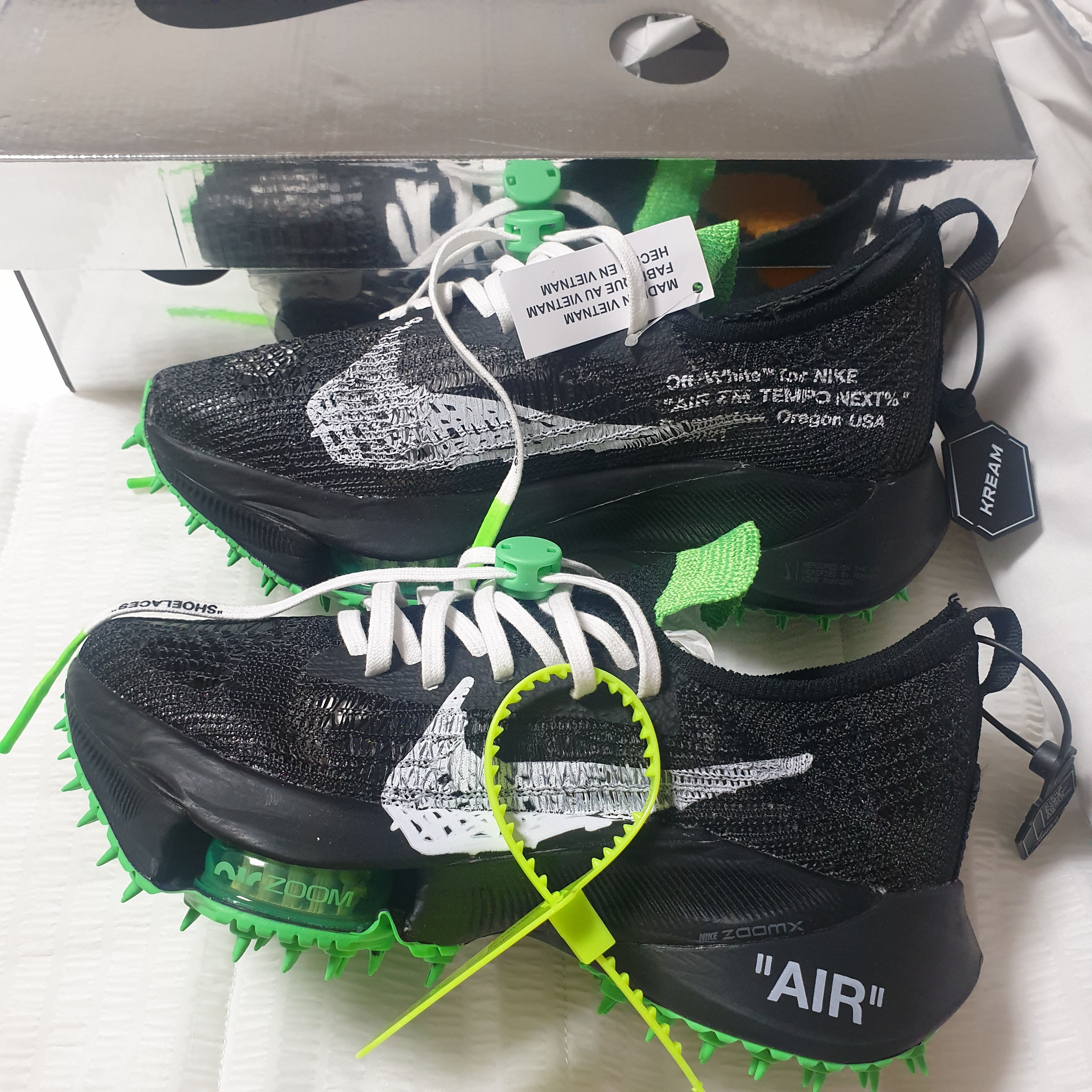Nike x Off-White Air Zoom Tempo Next% Black 착용 스타일 - 3
