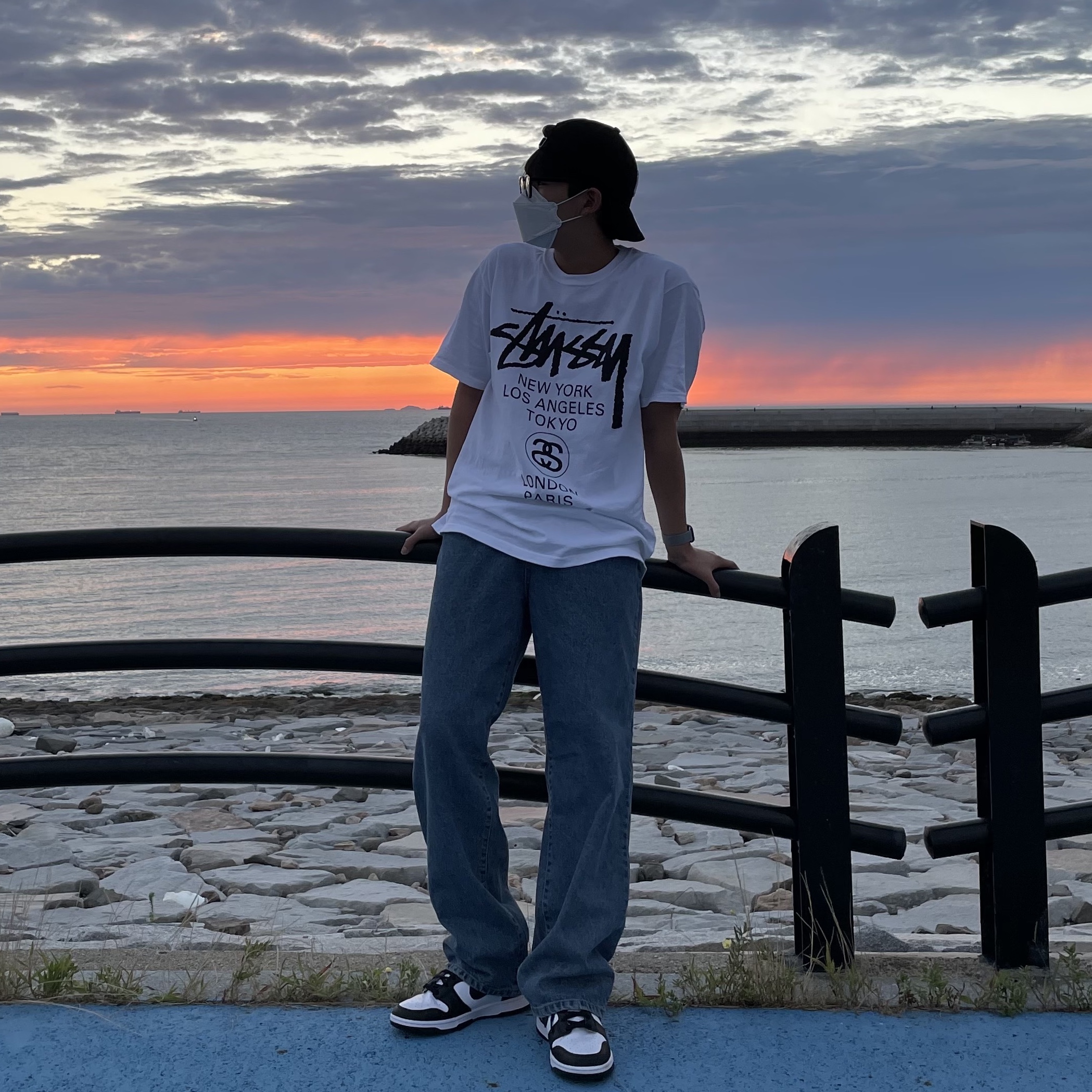 Nike Dunk High Retro Black and White, Stussy World Tour T-Shirt White 착용 스타일 - 2
