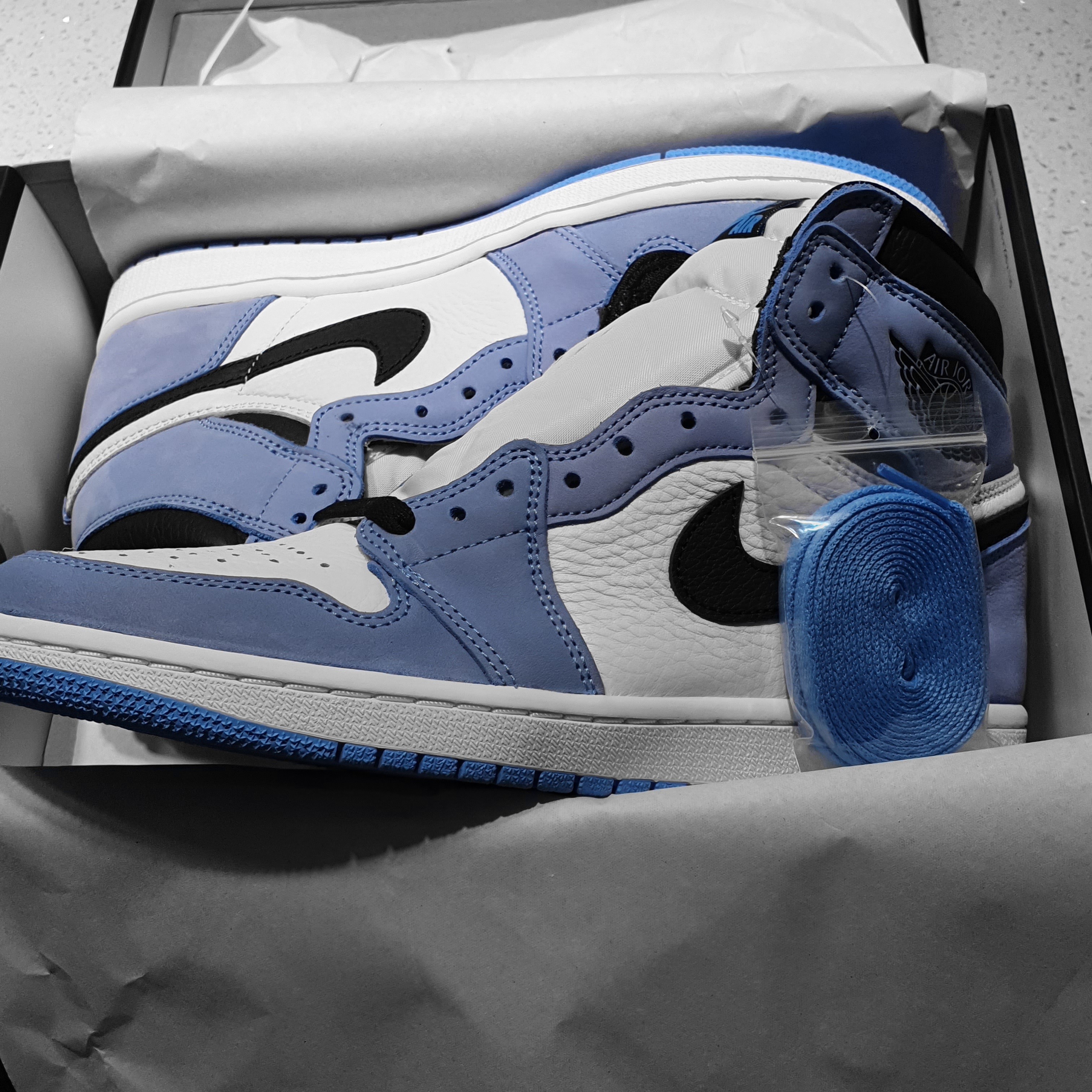 Jordan 1 Retro High OG University Blue 착용 스타일 - 2