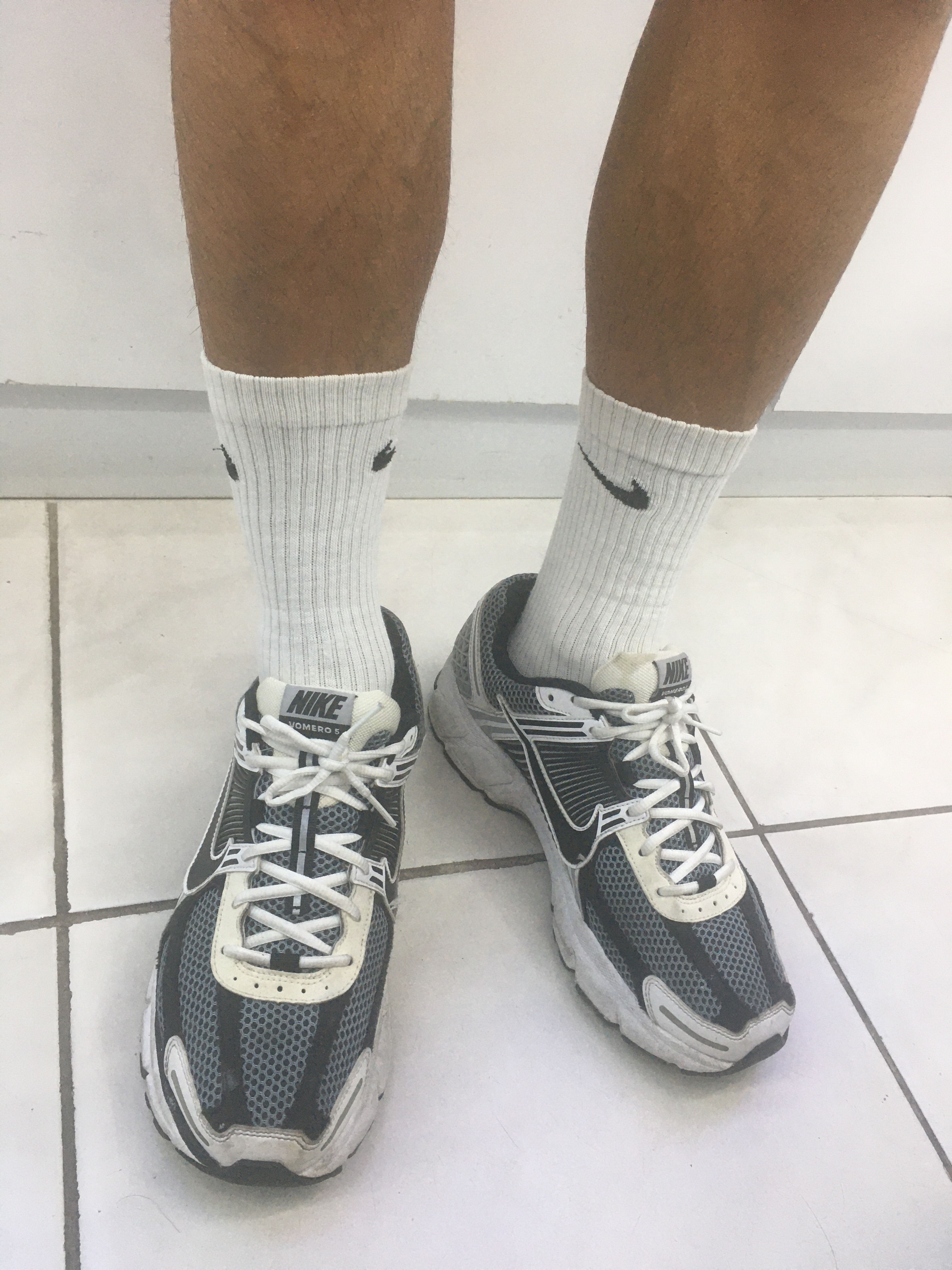 Nike Zoom Vomero 5 SE SP Dark Grey Black White 착용 스타일