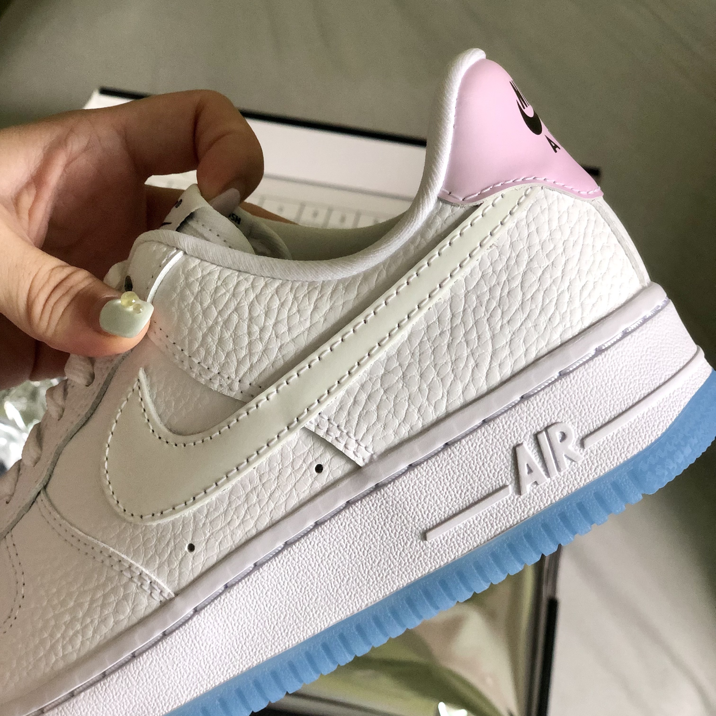 (W) Nike Air Force 1 '07 LX White University Blue 착용 스타일 - 3