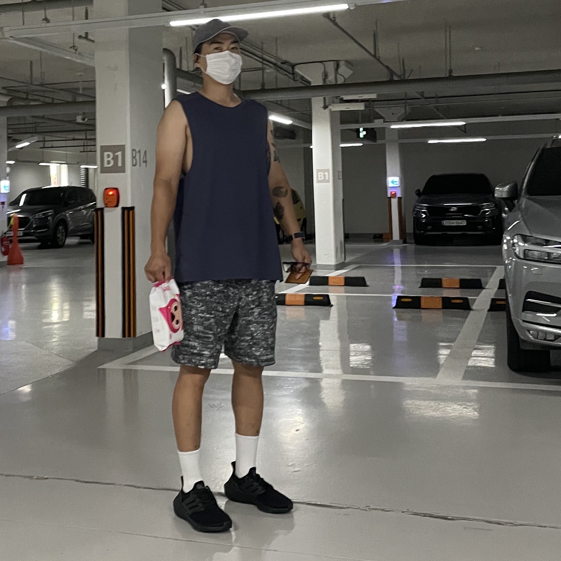 Adidas Ultraboost 21 Triple Black 착용 스타일 - 2