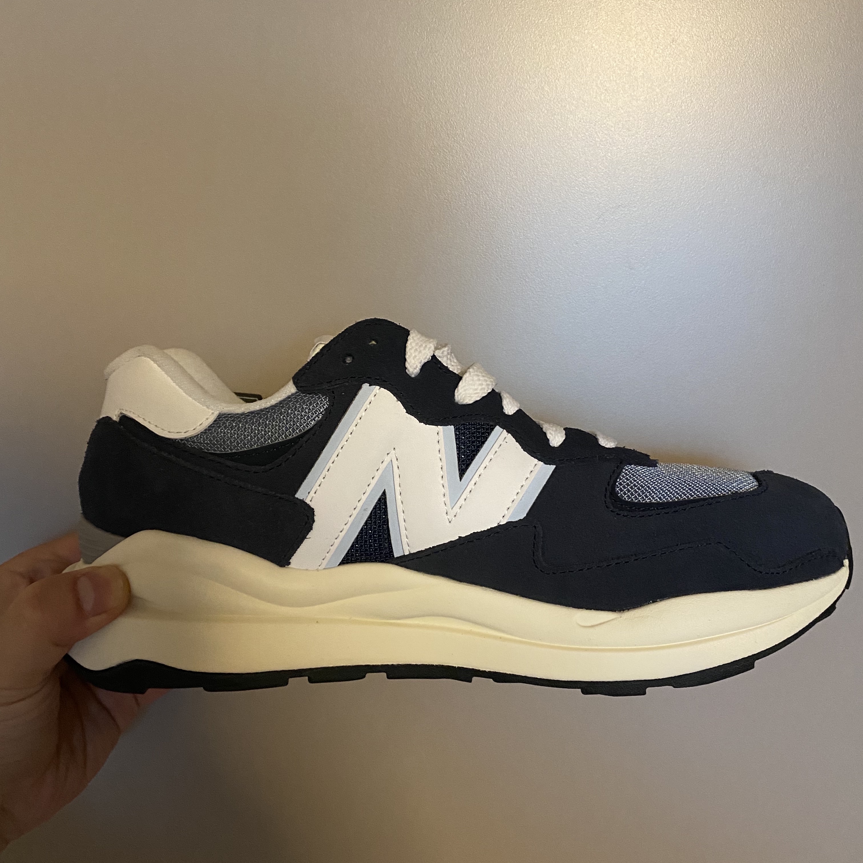 New Balance 5740 Navy 착용 스타일 - 2