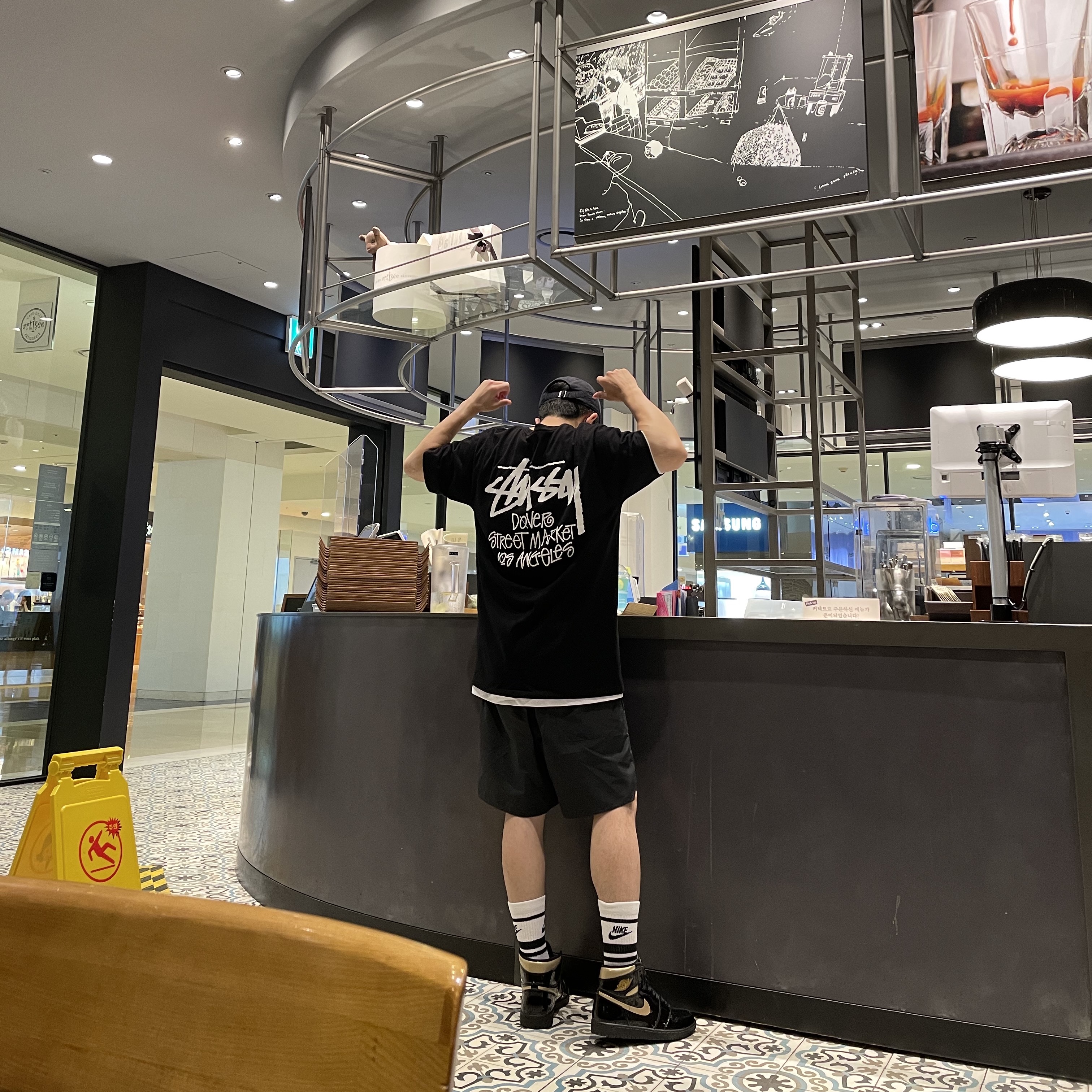 Stussy Stock DSM Los Angeles T-Shirt Black, Essentials Volley Shorts Black - 21SS 착용 스타일 - 1