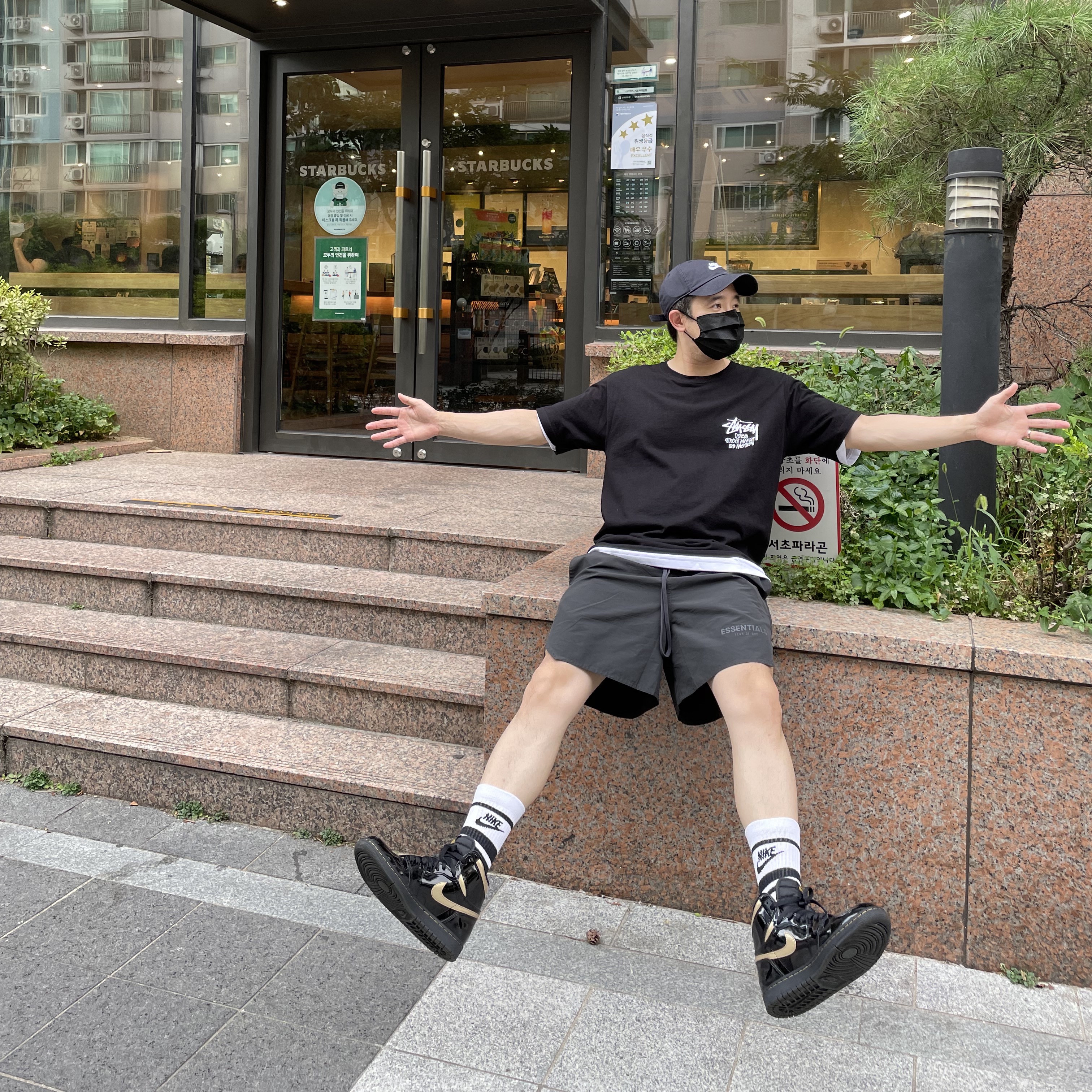Stussy Stock DSM Los Angeles T-Shirt Black, Essentials Volley Shorts Black - 21SS 착용 스타일 - 2