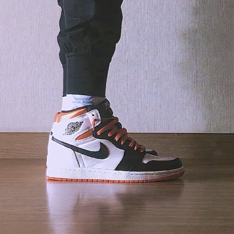 Jordan 1 Retro High OG Electro Orange 착용 스타일