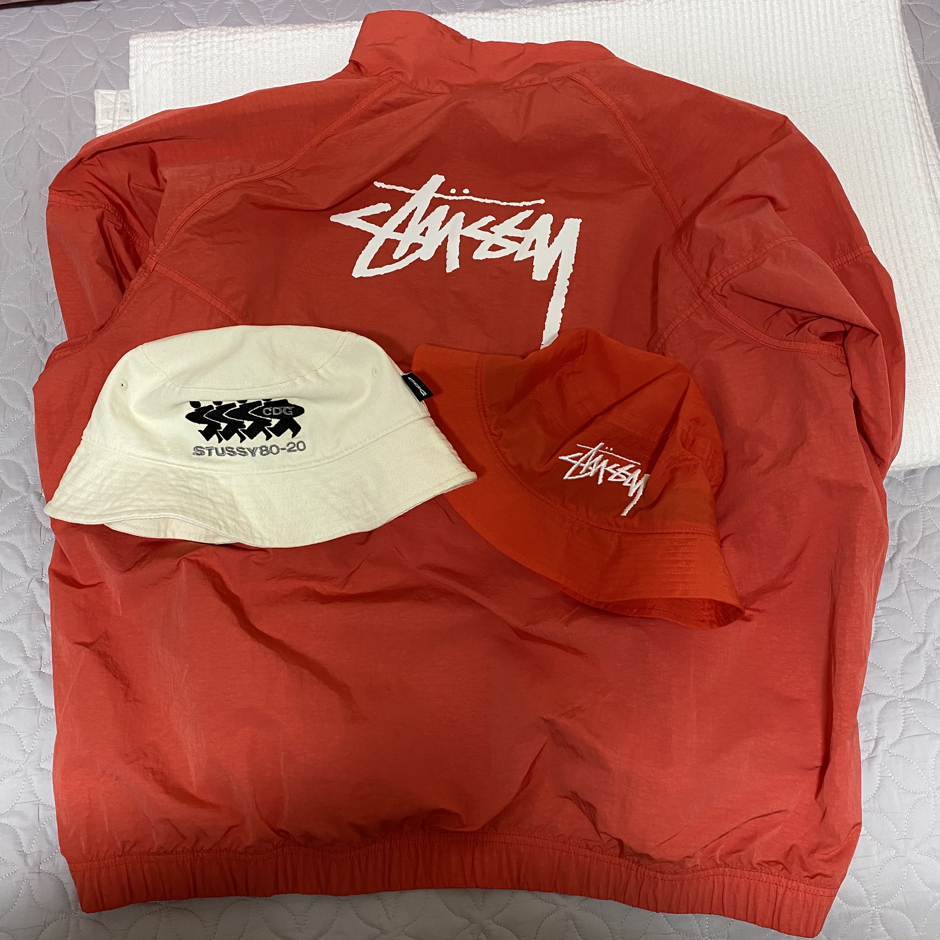 Nike x Stussy Windrunner Jacket Habanero Red, Stussy x CDG Canvas Bucket Hat 착용 스타일 - 2