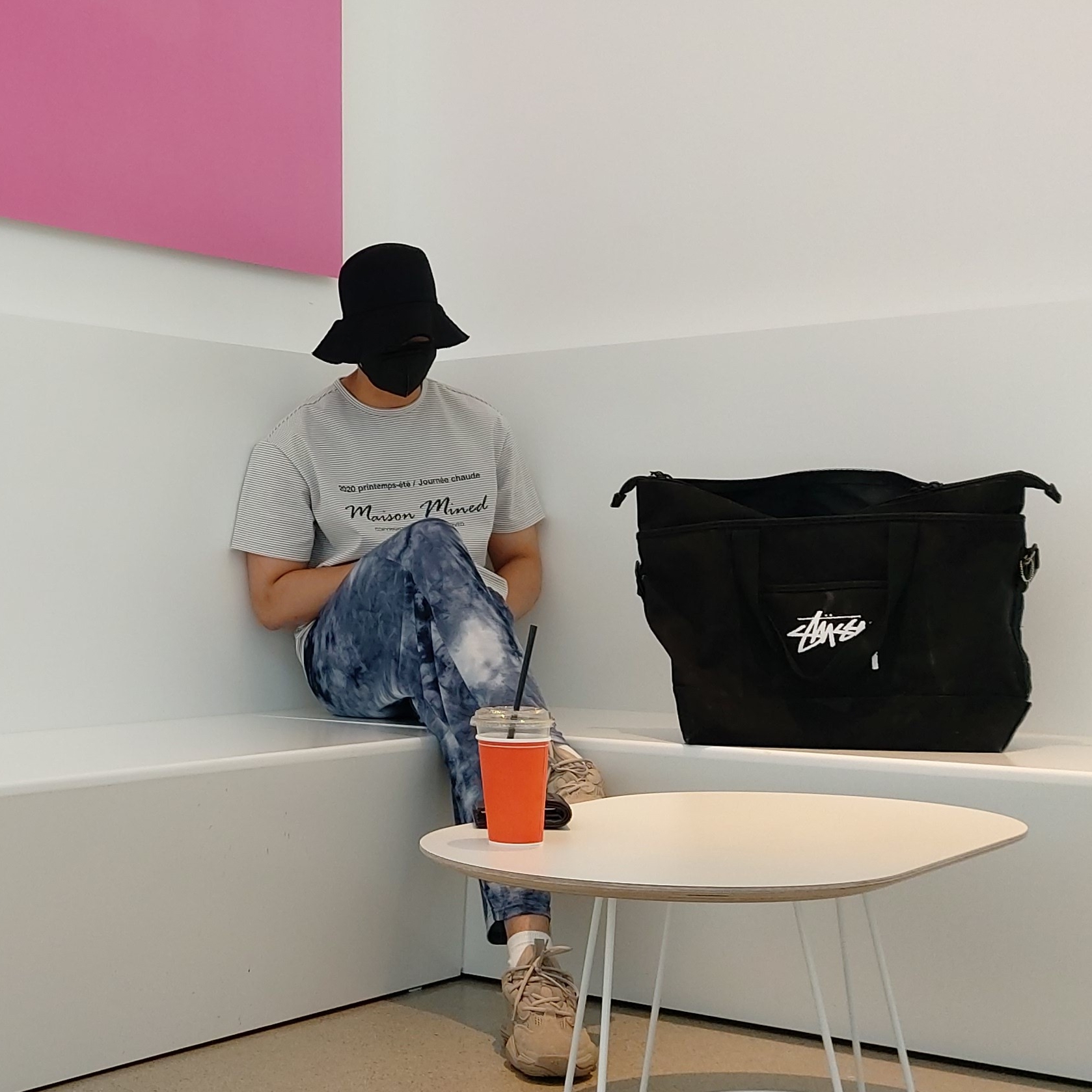 Adidas Yeezy 500 Taupe Light, Nike x Stussy Tote Bag 착용 스타일