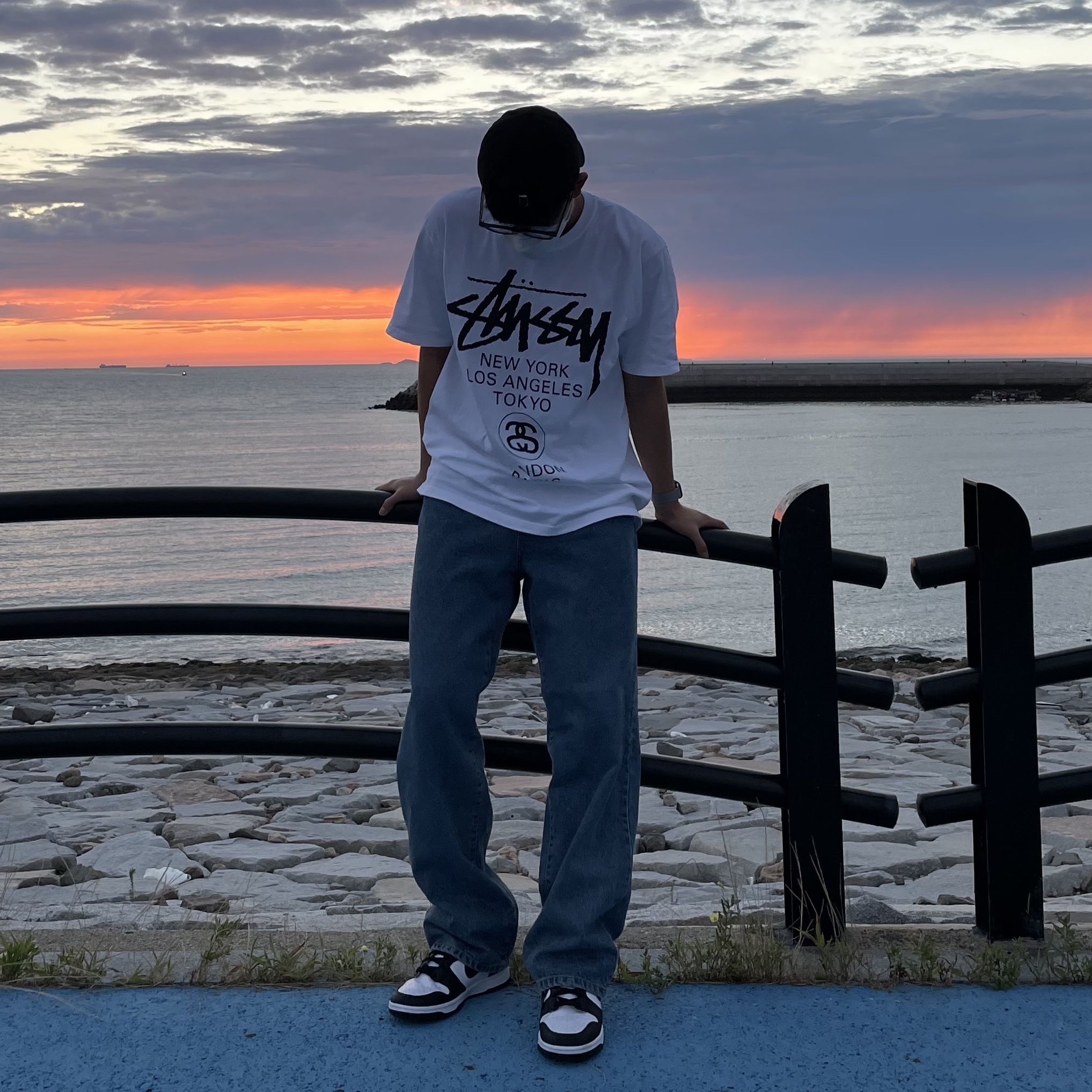 Nike Dunk High Retro Black and White, Stussy World Tour T-Shirt White 착용 스타일 - 1