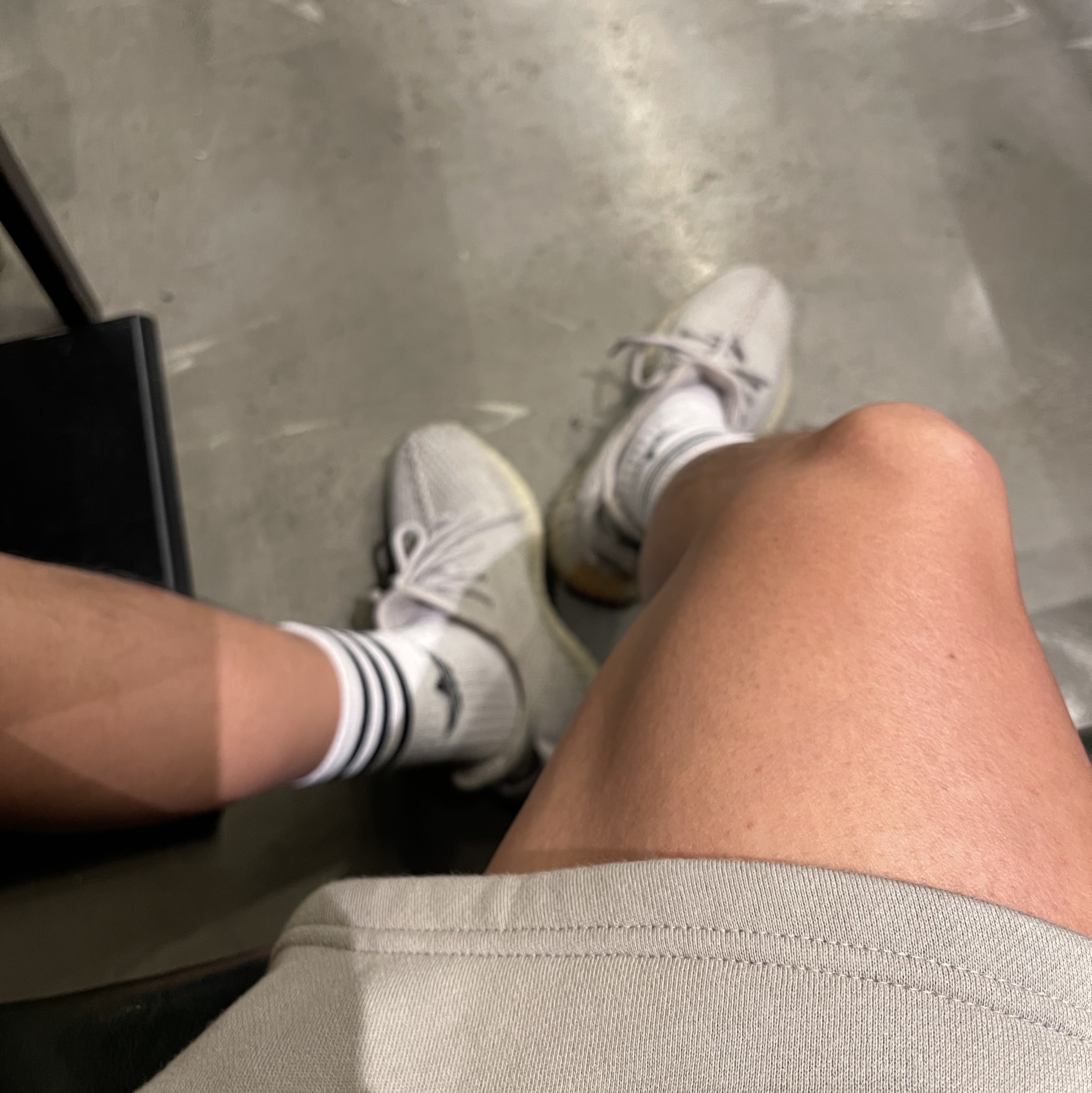 Adidas Yeezy Boost 350 V2 Sesame 2018, Essentials Sweatshorts Taupe - 21SS 착용 스타일