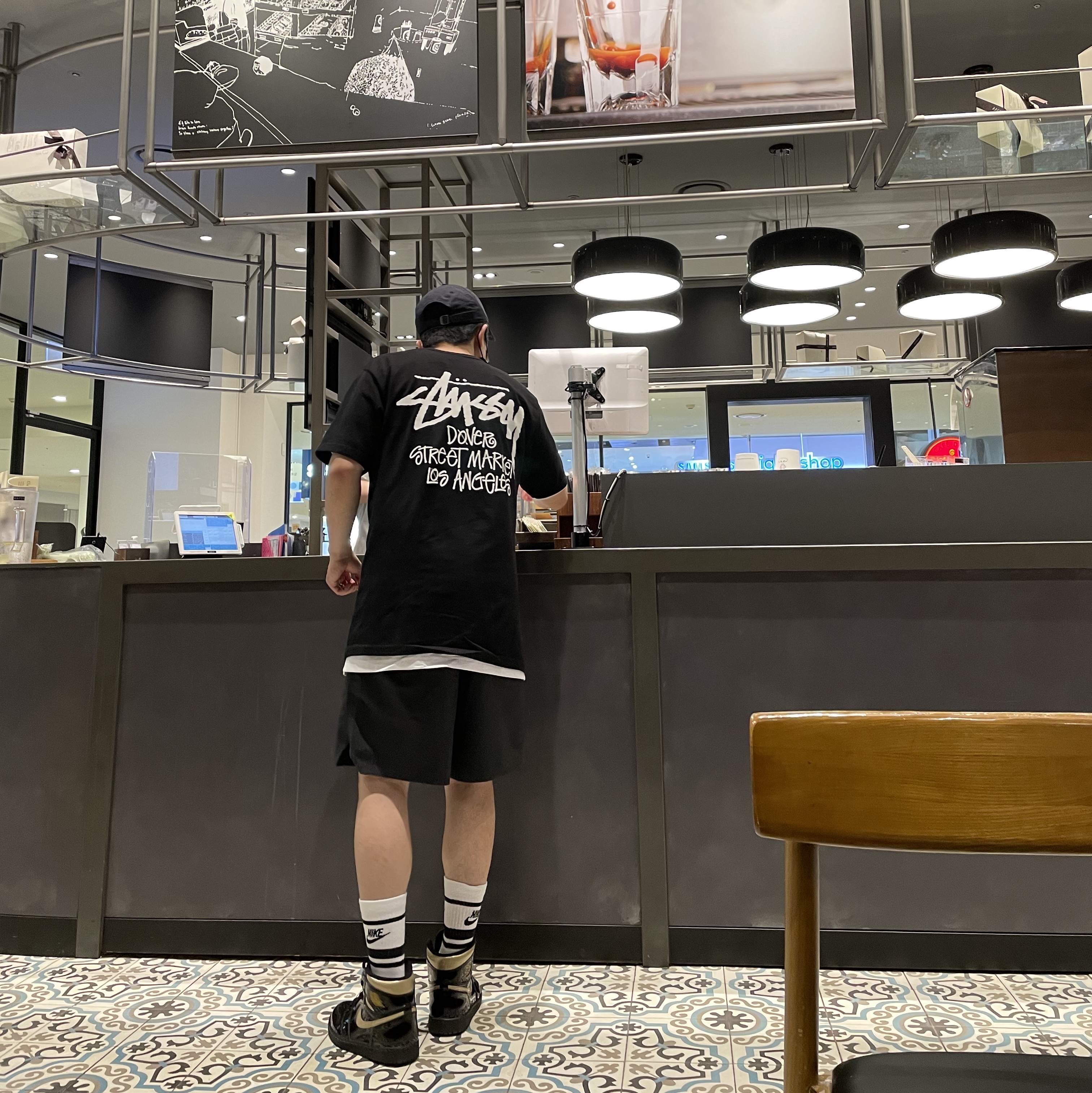 Stussy Stock DSM Los Angeles T-Shirt Black, Essentials Volley Shorts Black - 21SS 착용 스타일 - 3