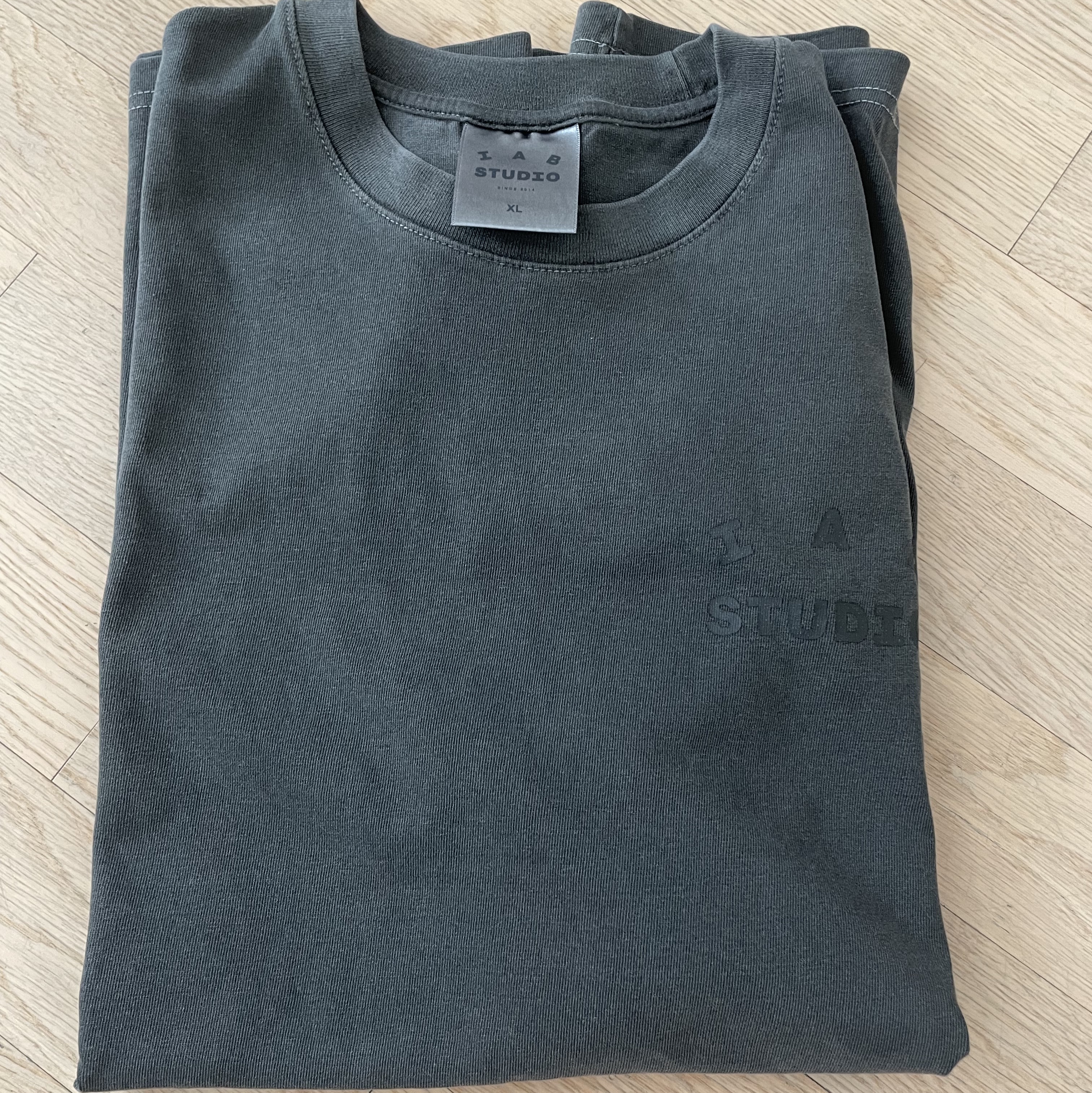 IAB Studio Pigment T-Shirt Black 착용 스타일