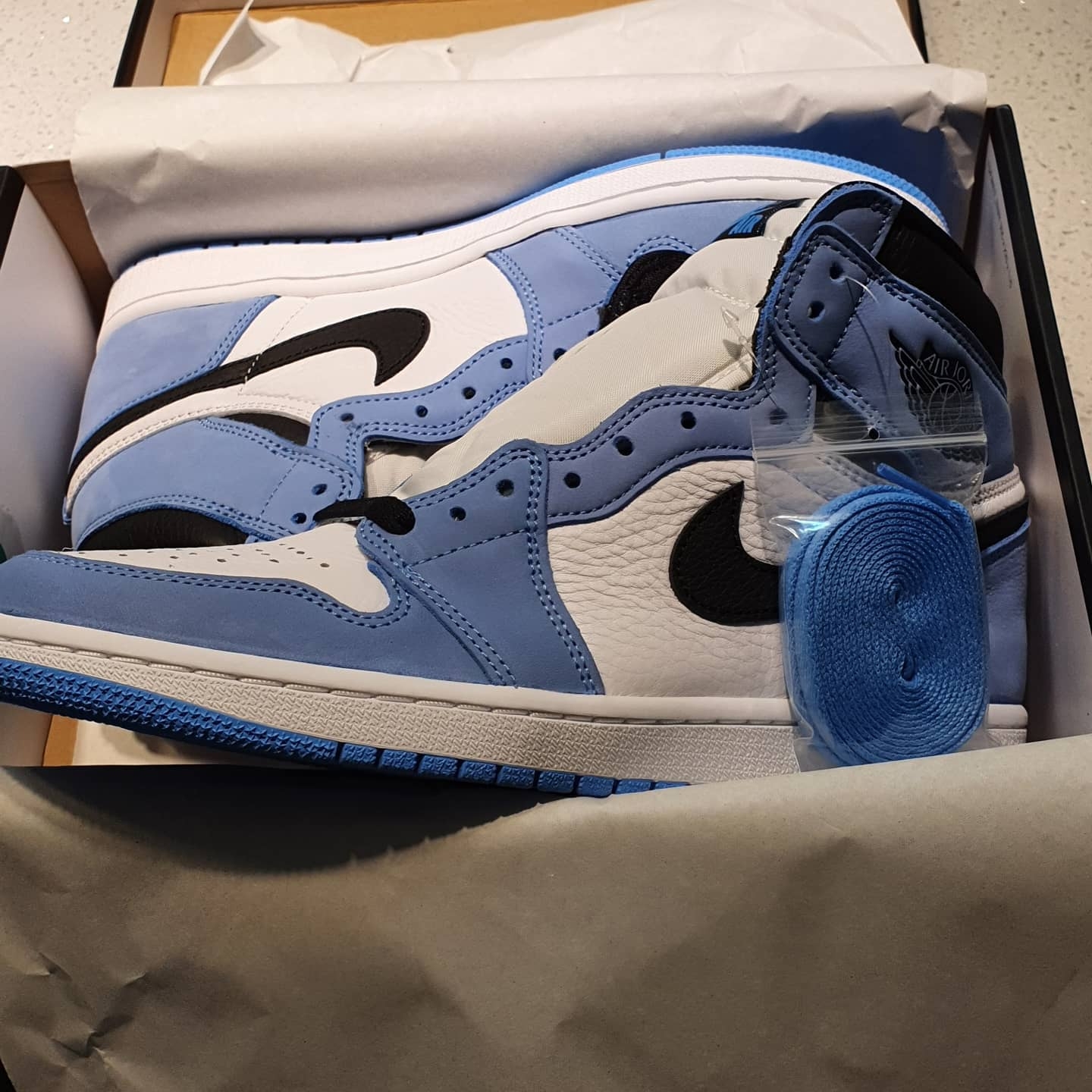 Jordan 1 Retro High OG University Blue 착용 스타일 - 1