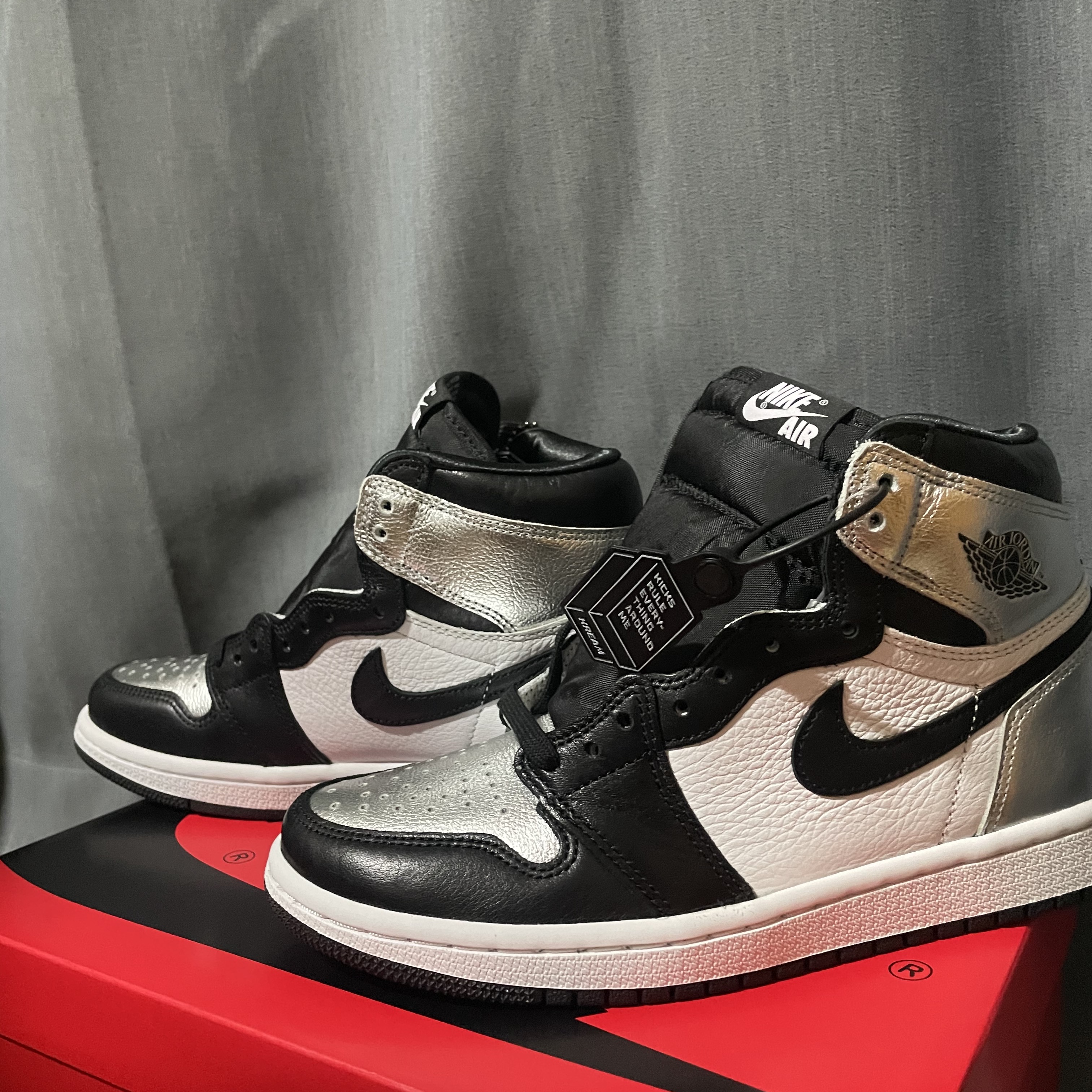 (W) Jordan 1 Retro High OG Silver Toe 착용 스타일 - 1