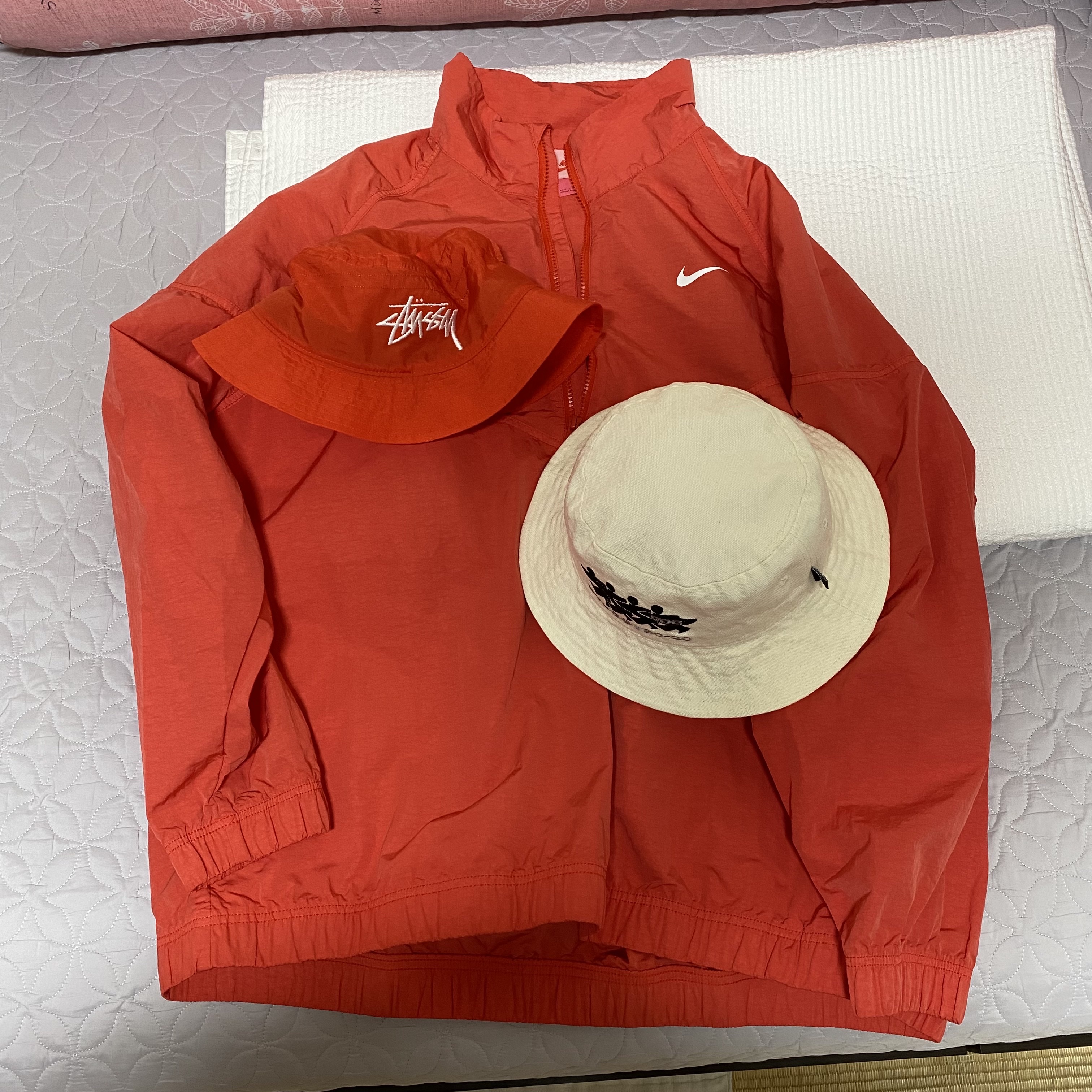 Nike x Stussy Windrunner Jacket Habanero Red, Stussy x CDG Canvas Bucket Hat 착용 스타일 - 1