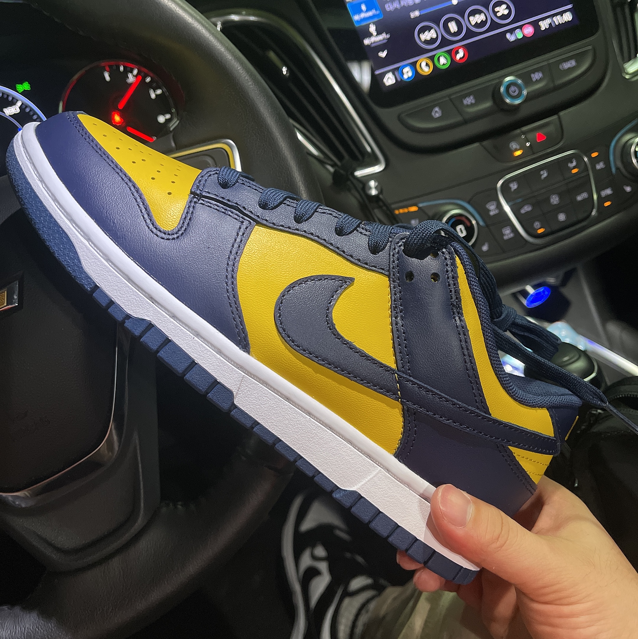 Nike Dunk Low Retro Black, Nike Dunk Low Retro Varsity Maize 착용 스타일 - 1