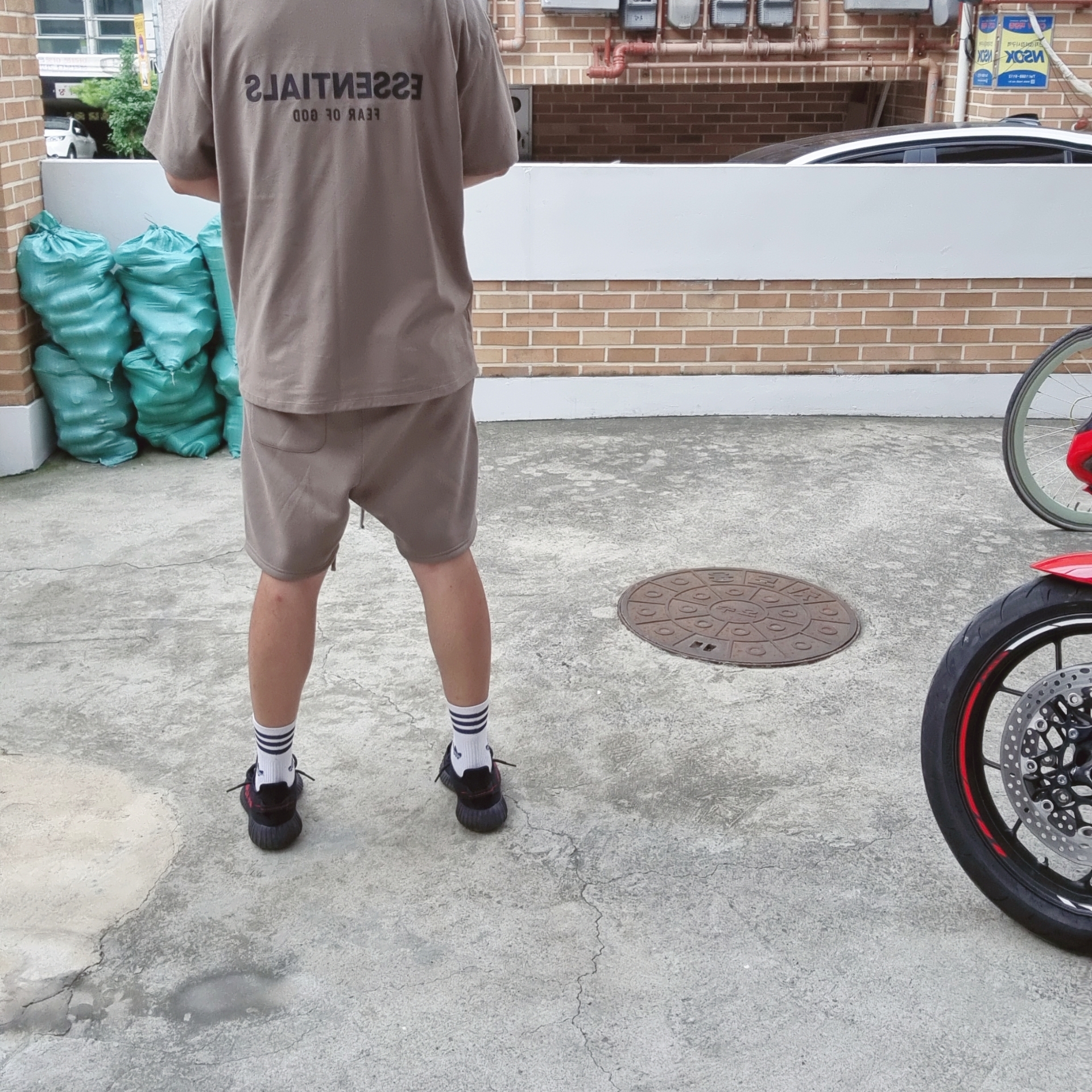 Essentials Sweatshorts Taupe - 21SS, Essentials T-Shirt Taupe - 21SS 착용 스타일