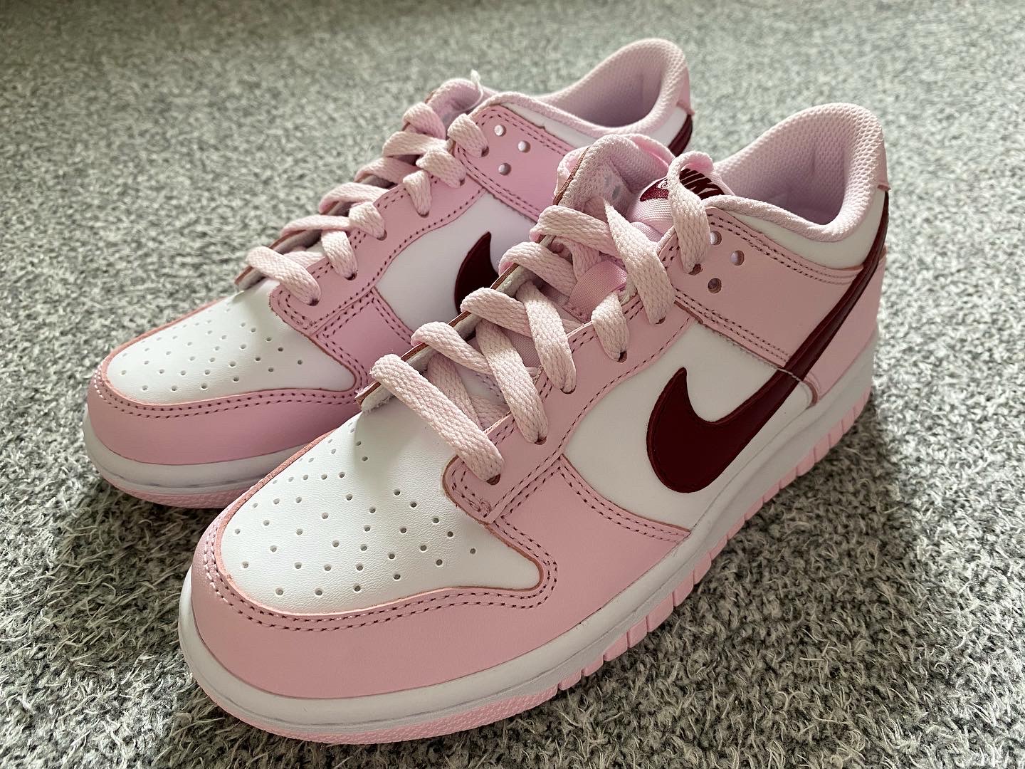 (GS) Nike Dunk Low Pink Foam 착용 스타일 - 1