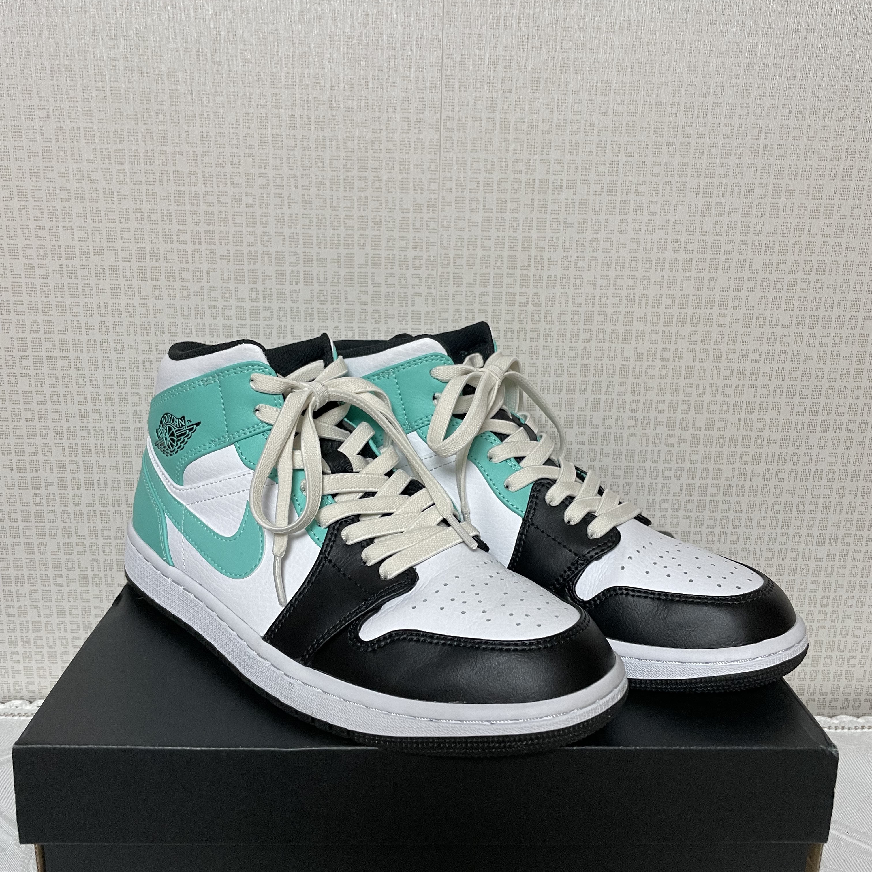 Jordan 1 Mid Tropical Twist 착용 스타일