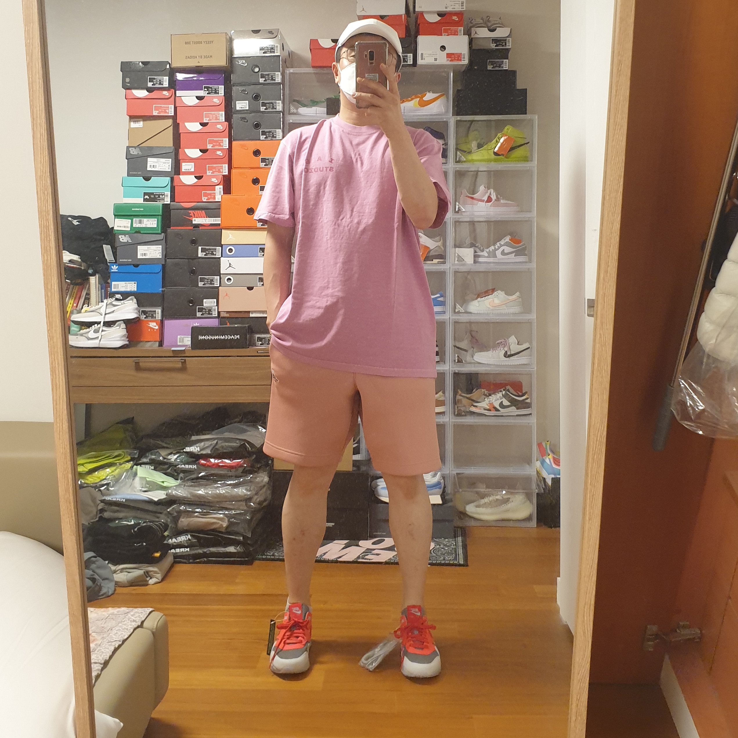 Nike x Drake Nocta Cardinal Stock Essential Cap White, IAB Studio Pigment T-Shirt Magenta 착용 스타일 - 2