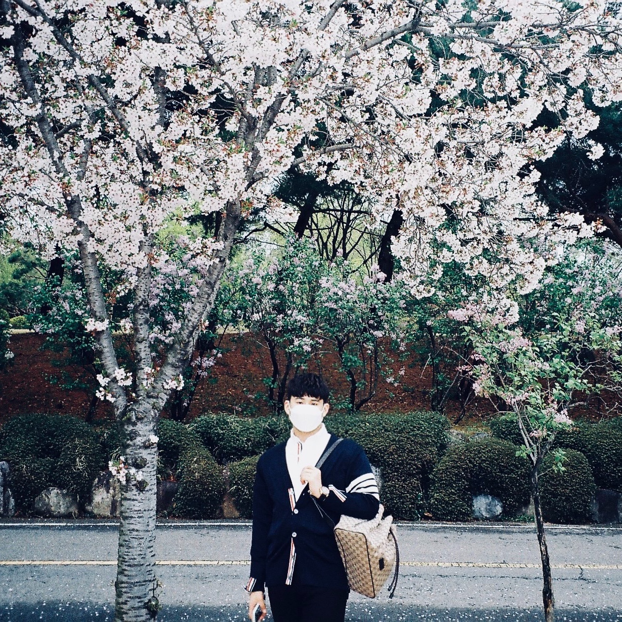 Thom Browne Shetland 4-Bar Classic Cardigan Navy Blue, Alexander McQueen Oversized Sneakers Paris Blue 착용 스타일 - 2