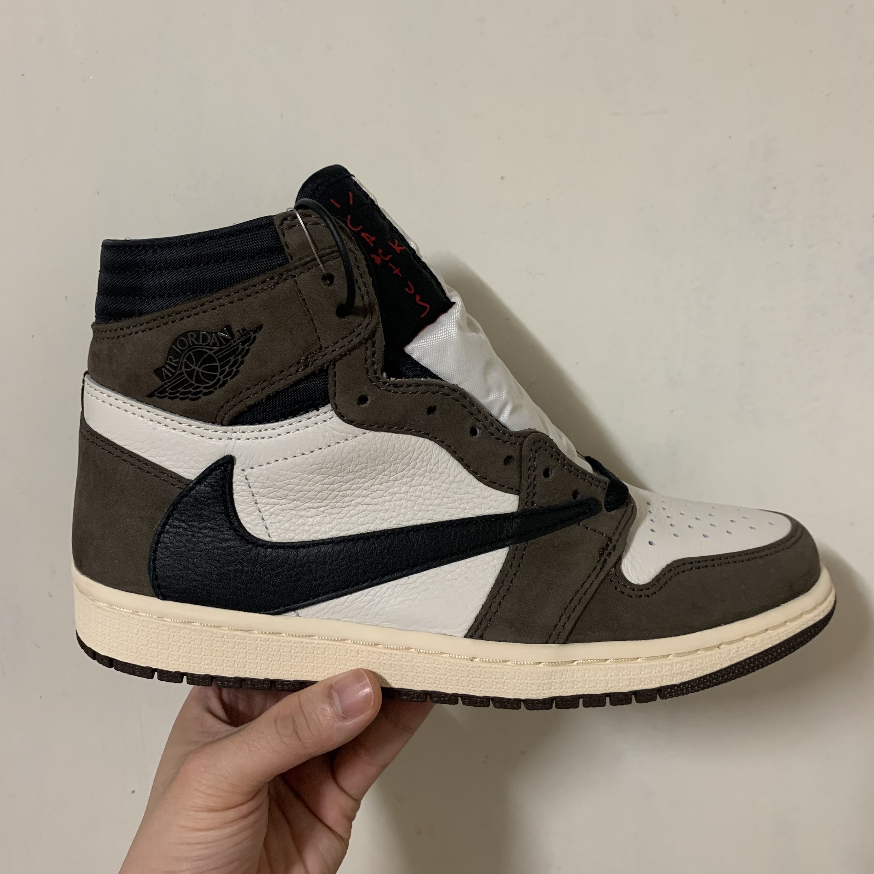 Jordan 1 Retro High OG Black Mocha, Jordan 1 x Travis Scott Retro High OG SP Mocha 착용 스타일 - 2