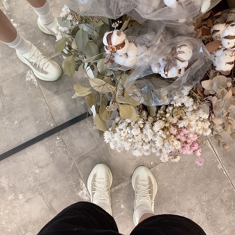 Adidas Yeezy Boost 380 Calcite Glow 착용 스타일 - 2