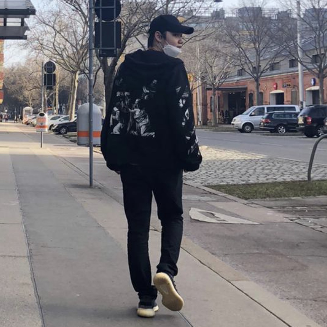 Adidas Yeezy Boost 350 V2 Carbon 착용 스타일