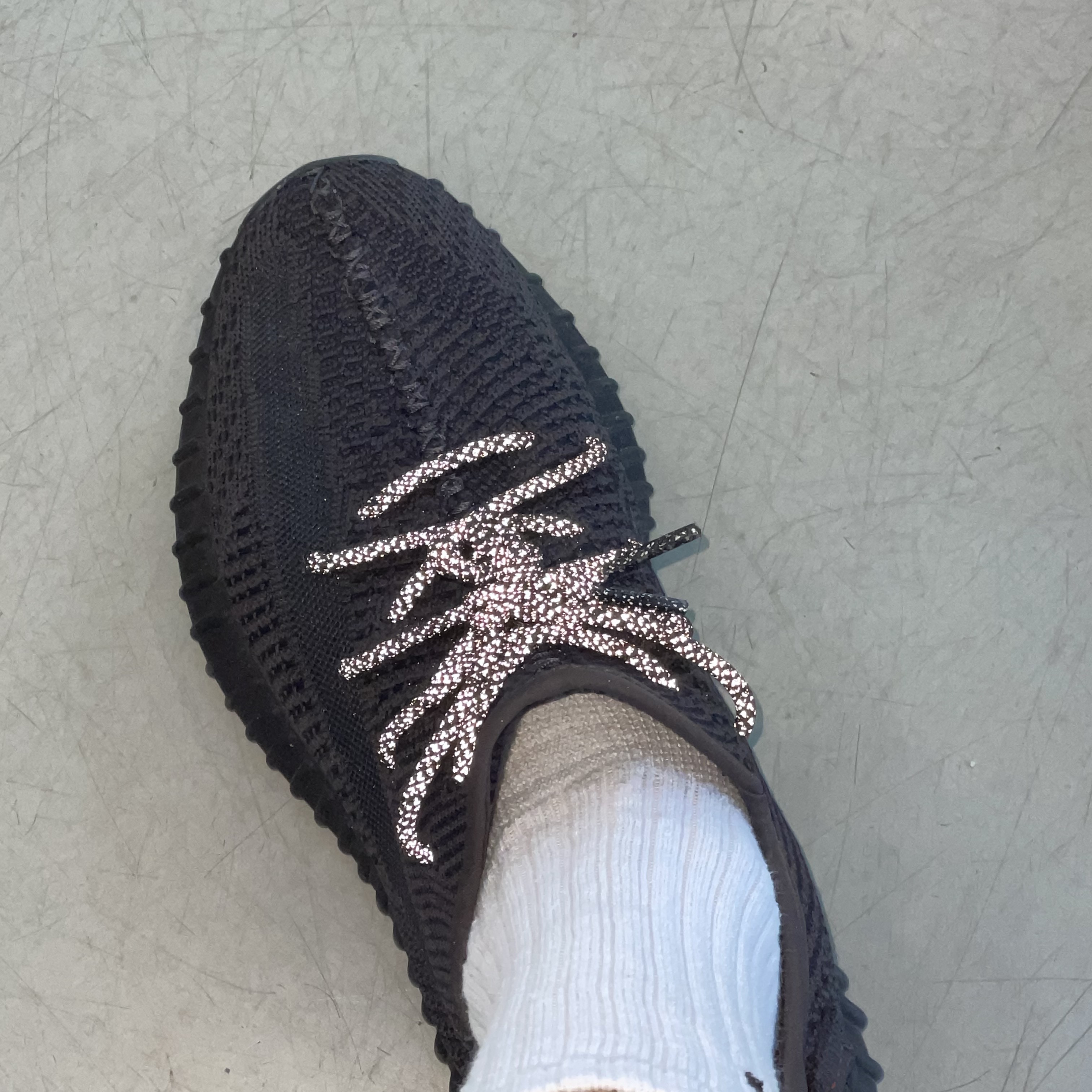 Adidas Yeezy Boost 350 V2 Black - Non-Reflective 착용 스타일