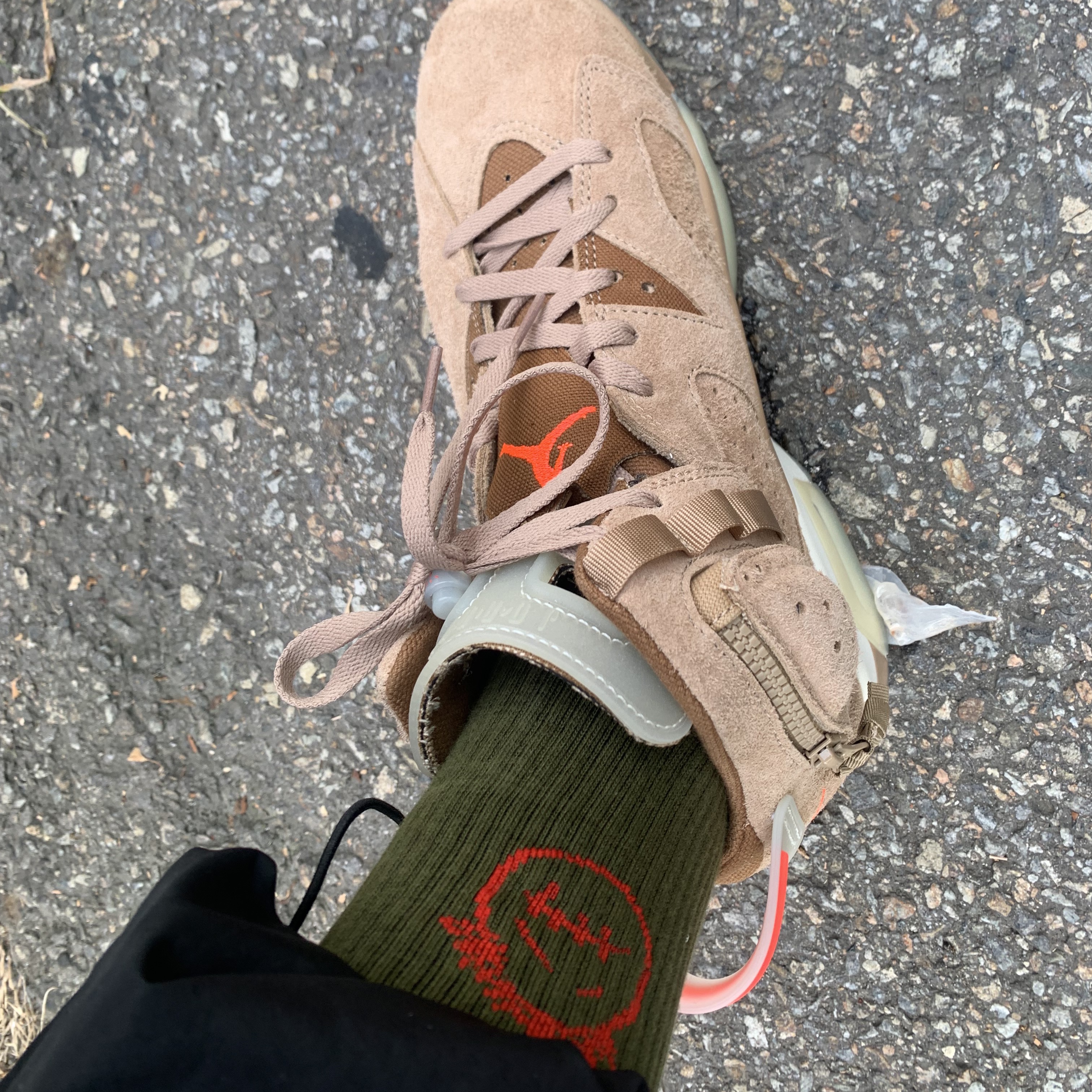 Jordan 6 x Travis Scott Retro SP British Khaki 착용 스타일 - 1