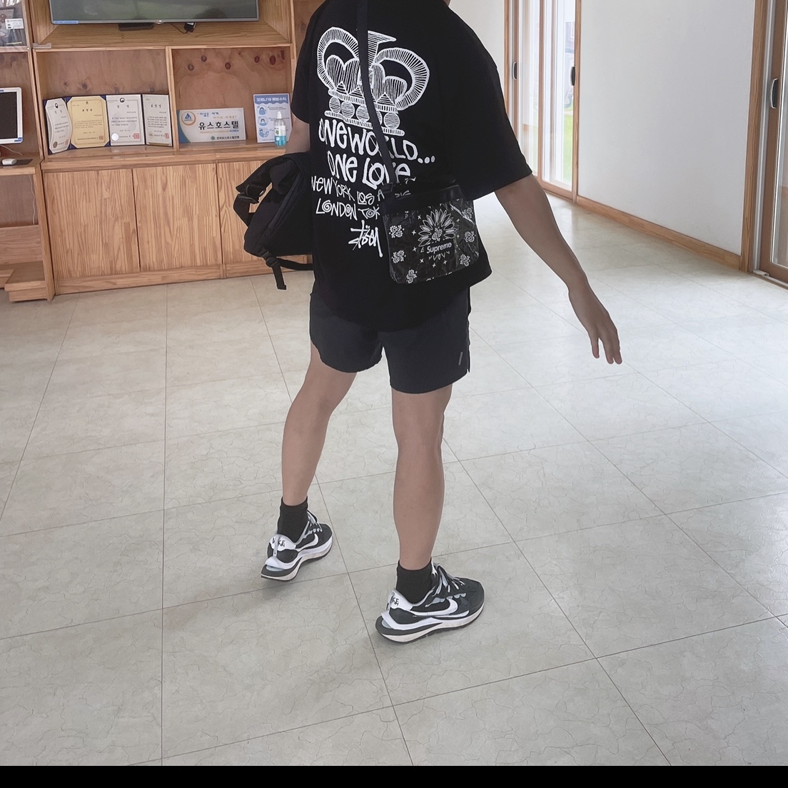 Nike x Sacai VaporWaffle Black White, Stussy One World T-Shirt Black 착용 스타일