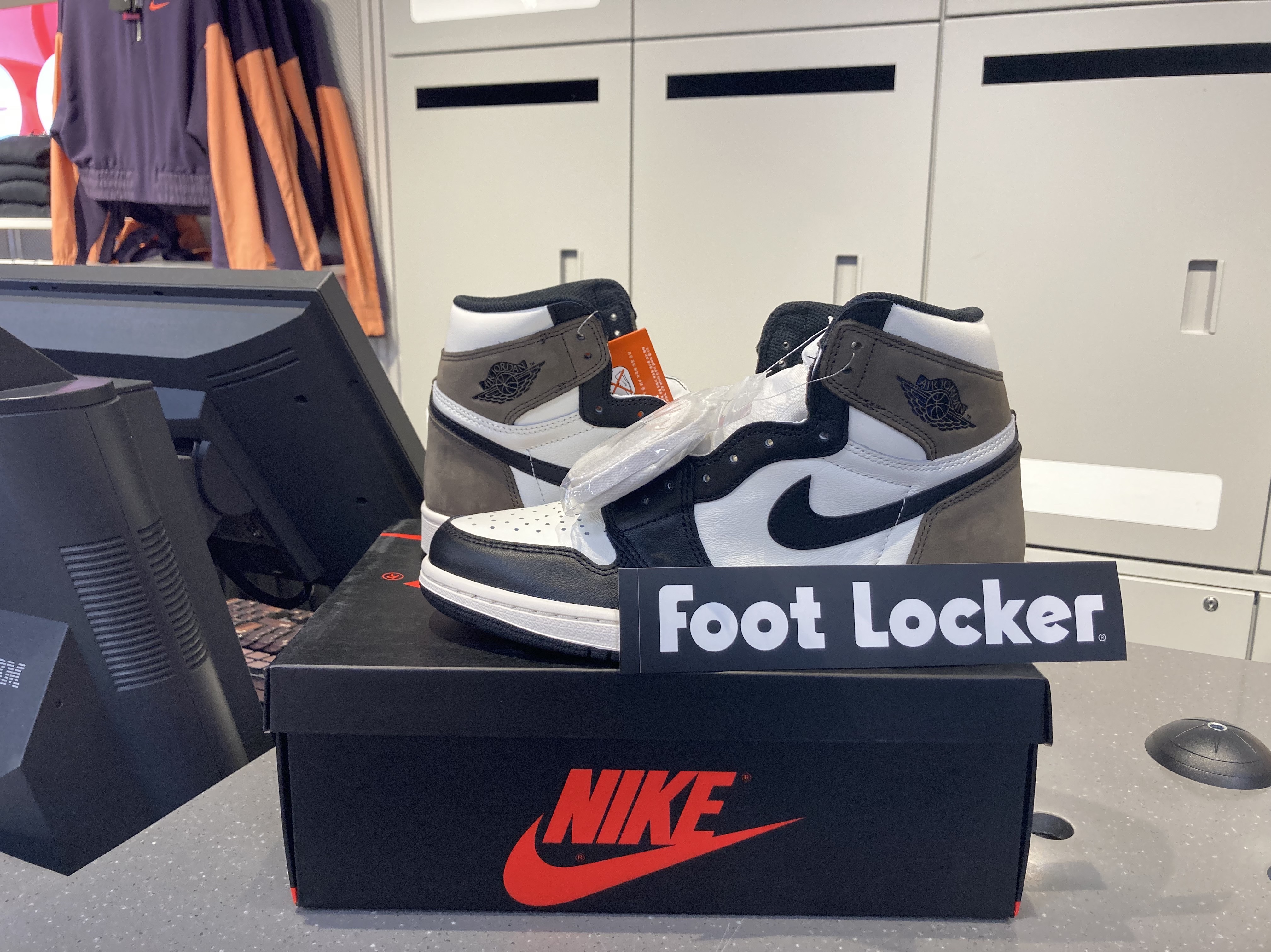 Jordan 1 Retro High OG Black Mocha 착용 스타일