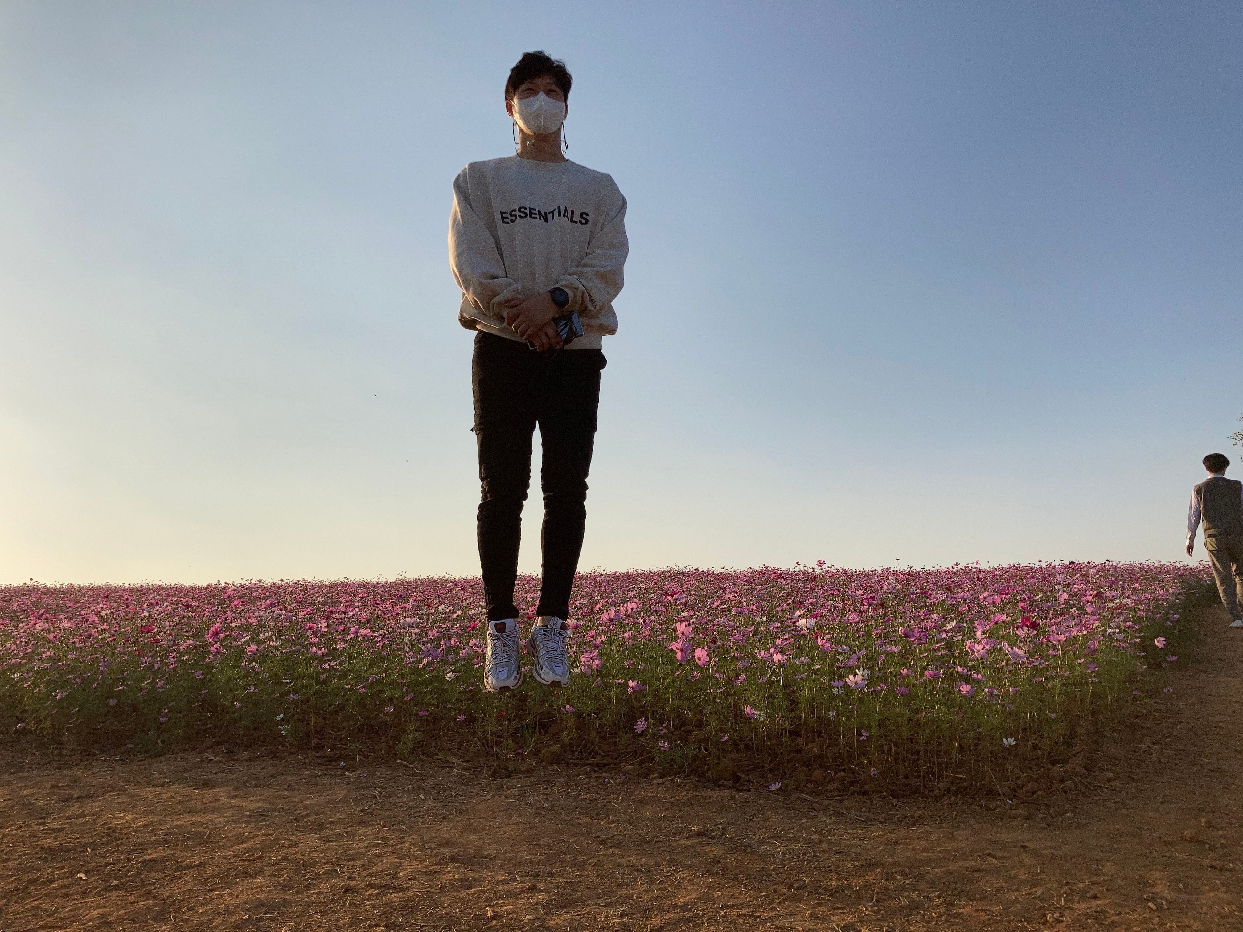 Essentials 3D Silicon Applique Crewneck Oatmeal/Oatmeal Heather/Light Heather Oatmeal 2020, (W) Nike P-6000 Metallic Silver Red 착용 스타일