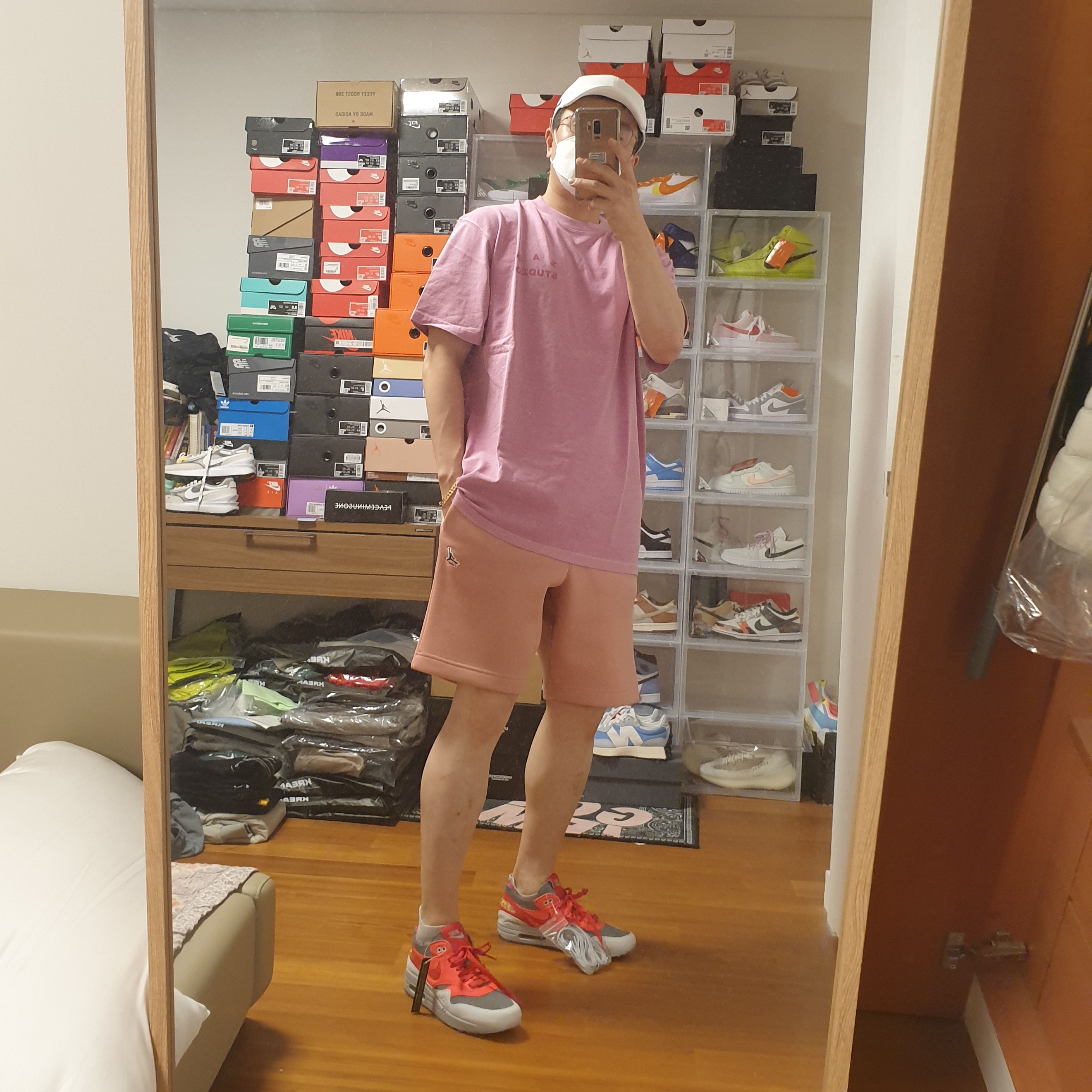 Nike x Drake Nocta Cardinal Stock Essential Cap White, IAB Studio Pigment T-Shirt Magenta 착용 스타일 - 1