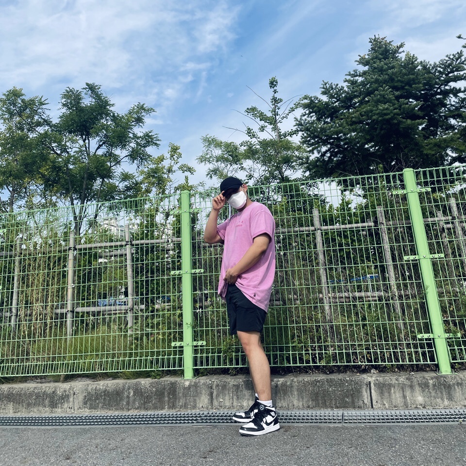 IAB Studio Pigment T-Shirt Magenta, Jordan 1 Mid SE ASW Black 착용 스타일