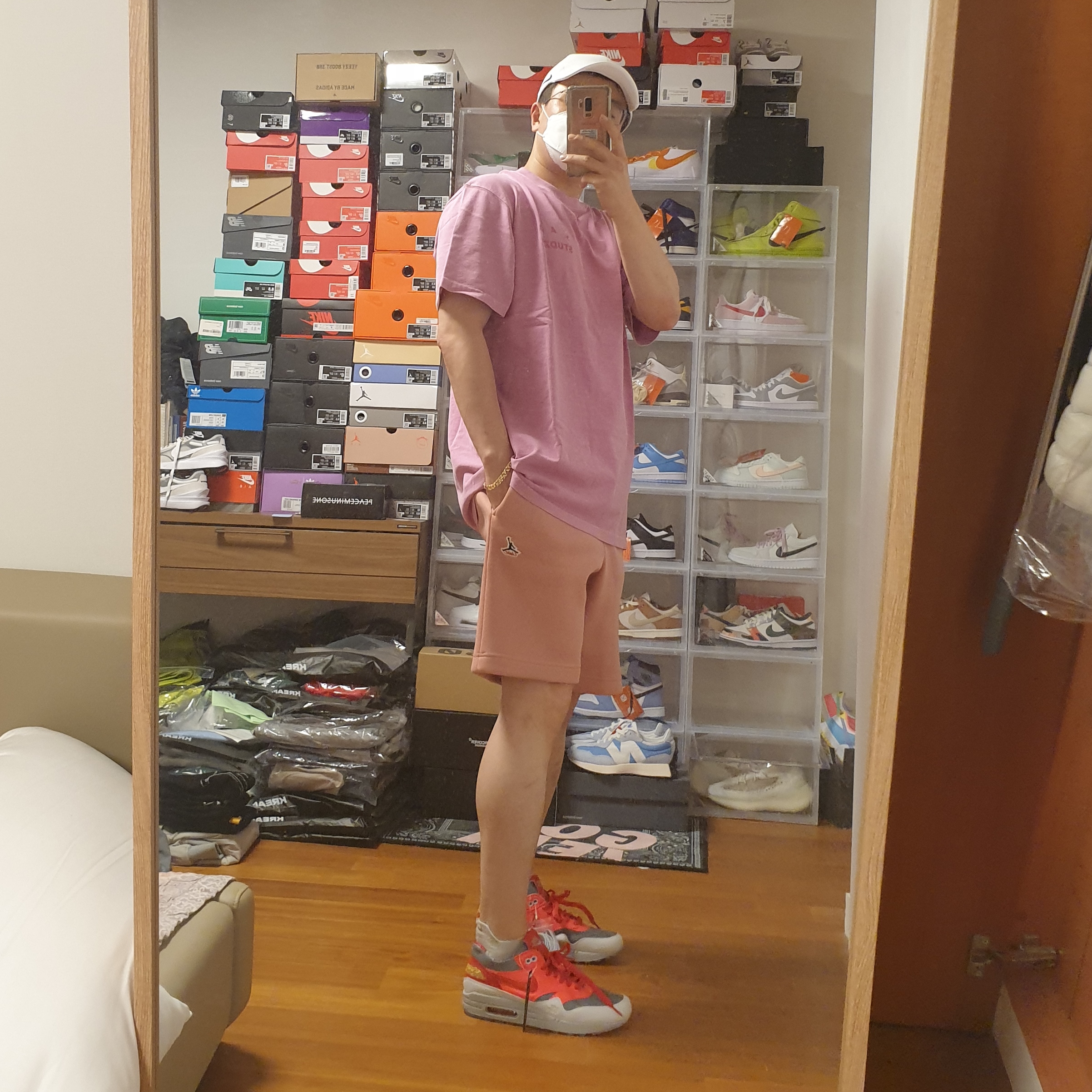 Nike x Drake Nocta Cardinal Stock Essential Cap White, IAB Studio Pigment T-Shirt Magenta 착용 스타일 - 3