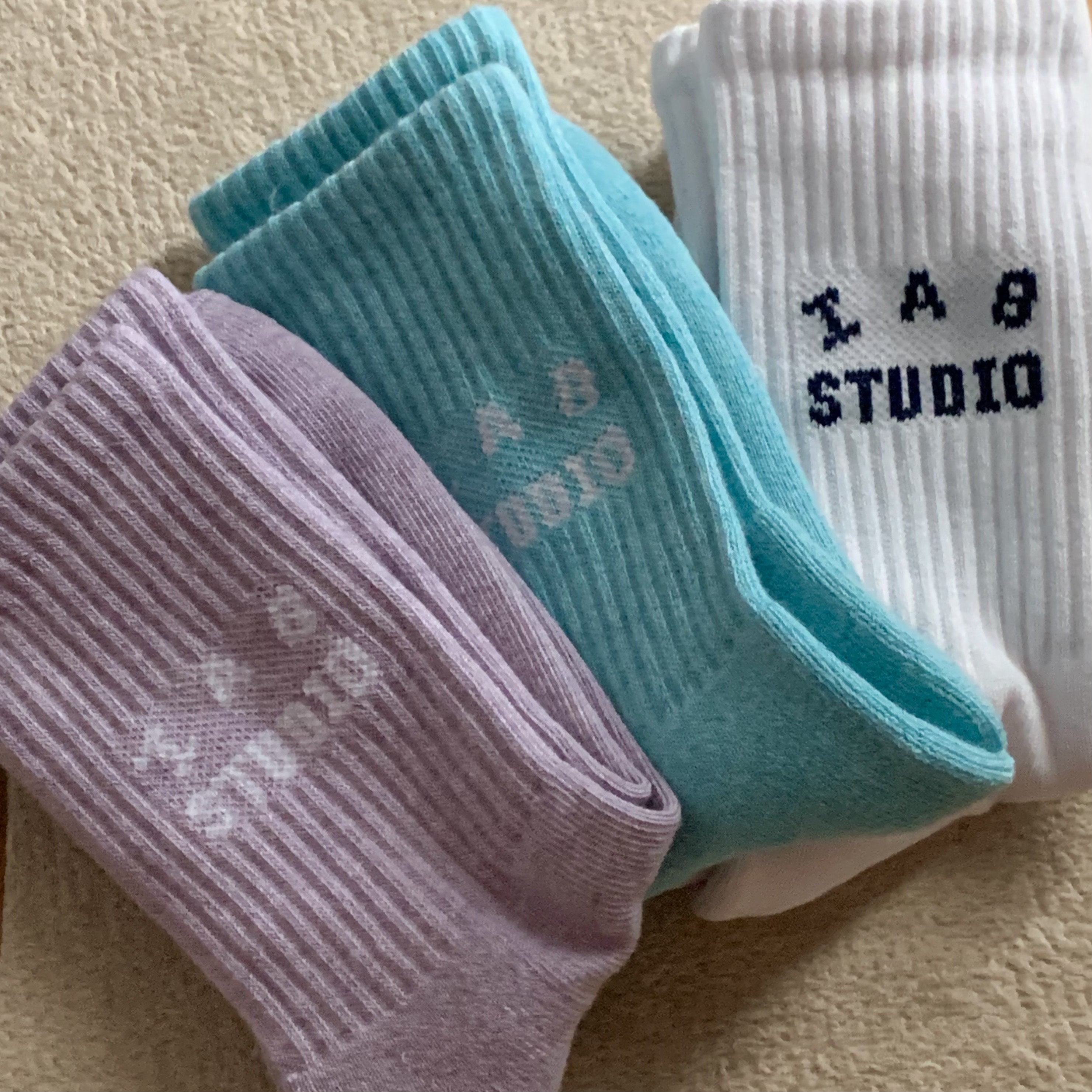 IAB Studio Socks Pack White Purple Cyan 착용 스타일 - 2