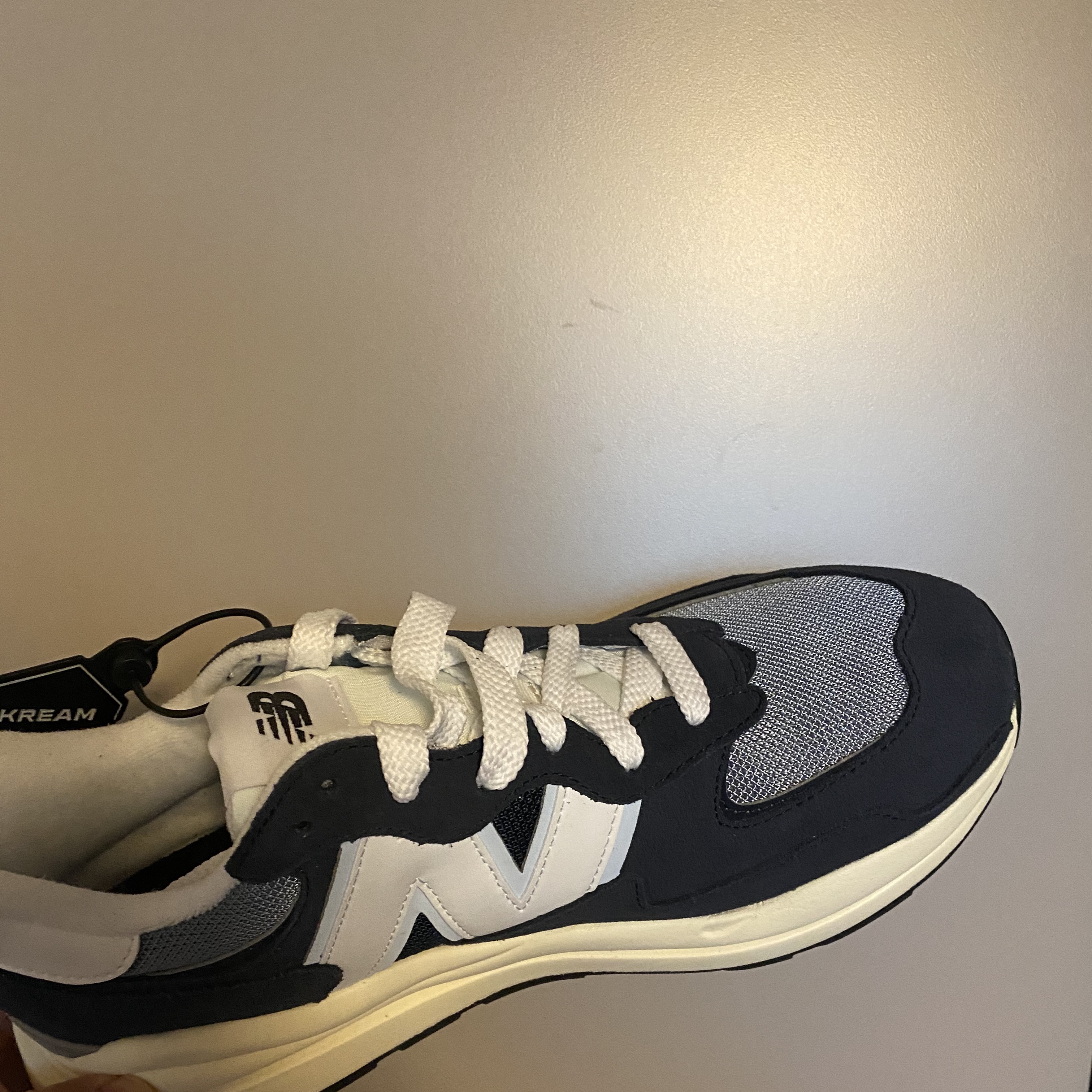 New Balance 5740 Navy 착용 스타일 - 1