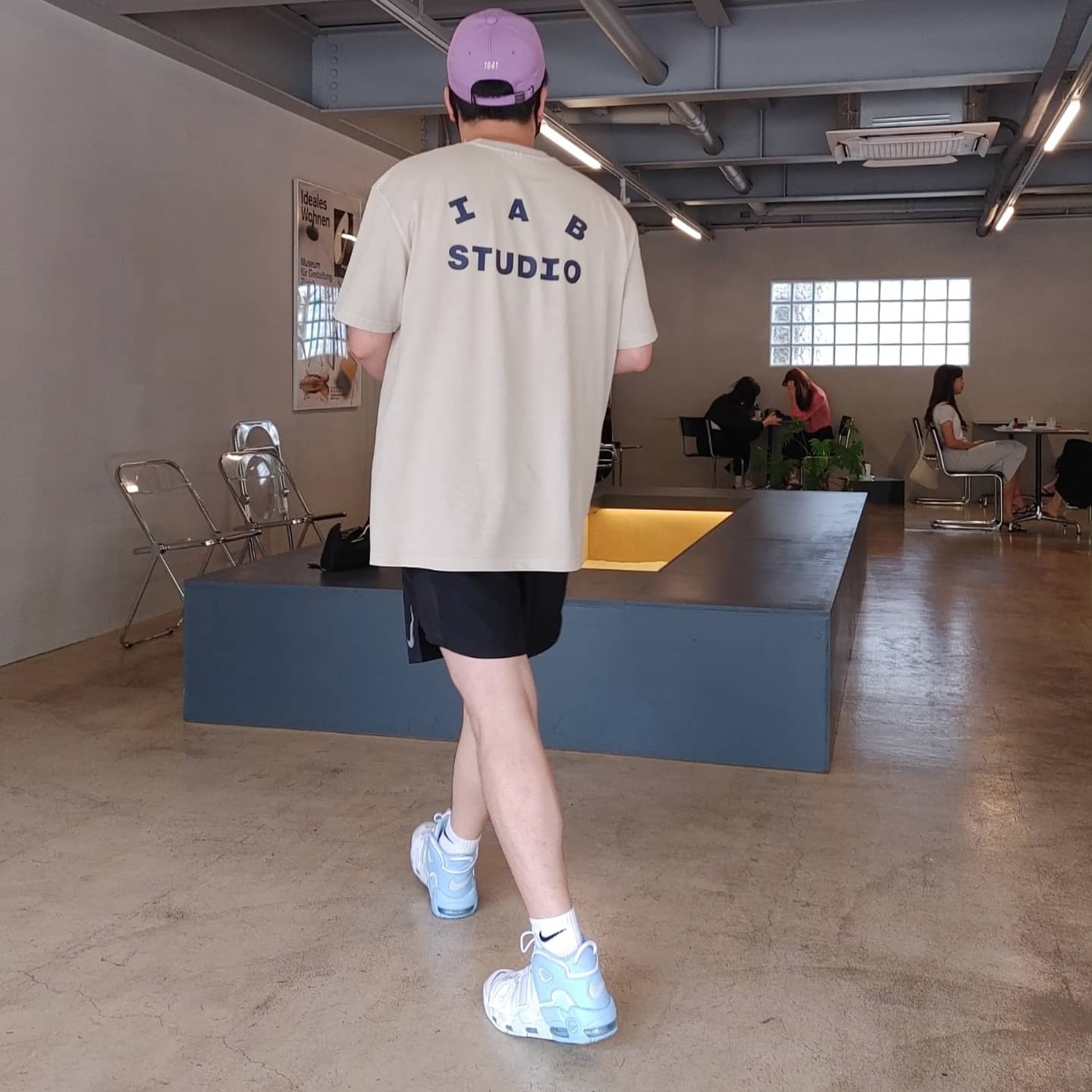 Nike Air More Uptempo Psychic Blue, IAB Studio Pigment T-Shirt Oatmeal 착용 스타일 - 2