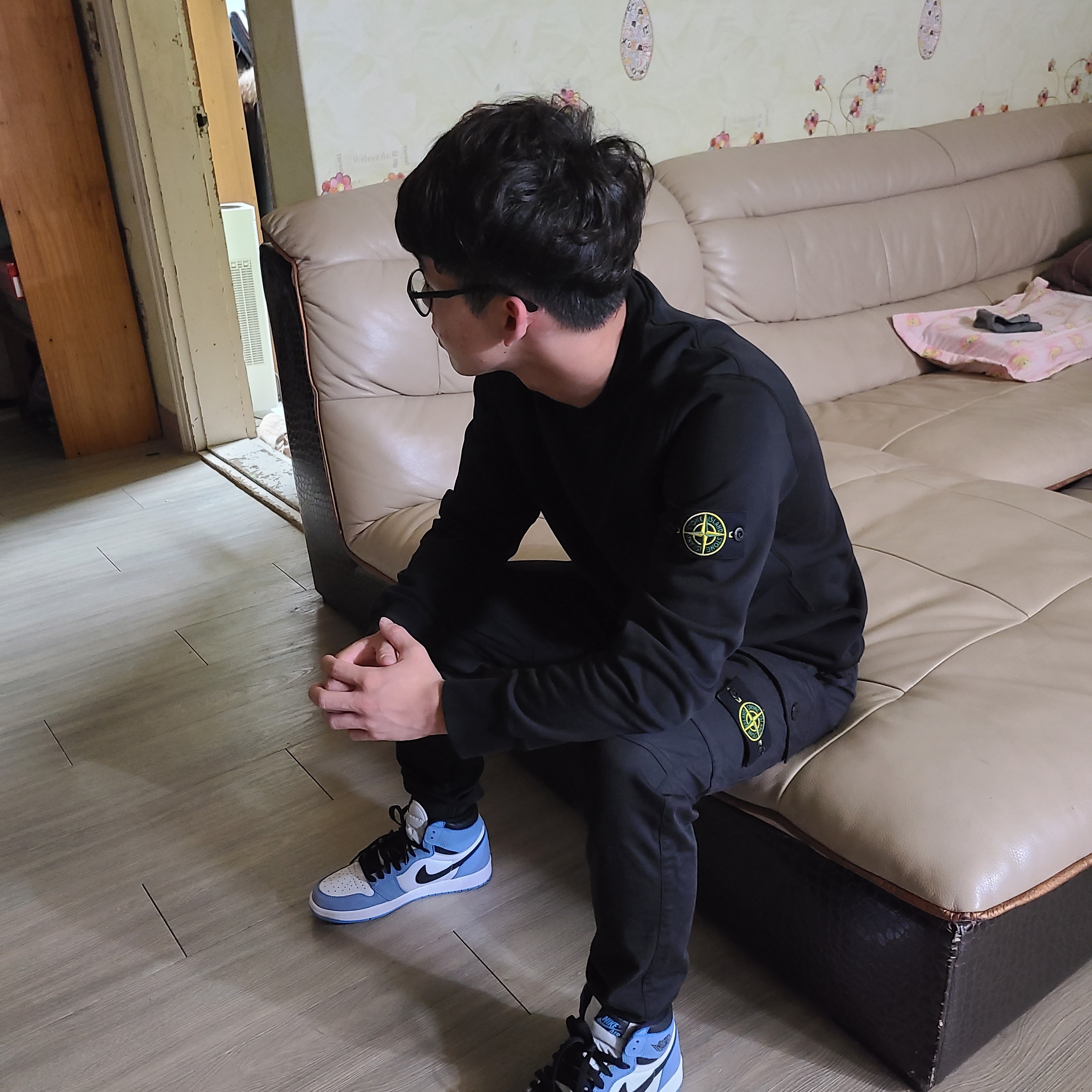 Jordan 1 Retro High OG University Blue, Stone Island 63051 Crewneck Sweatshirt Black - 21SS 착용 스타일
