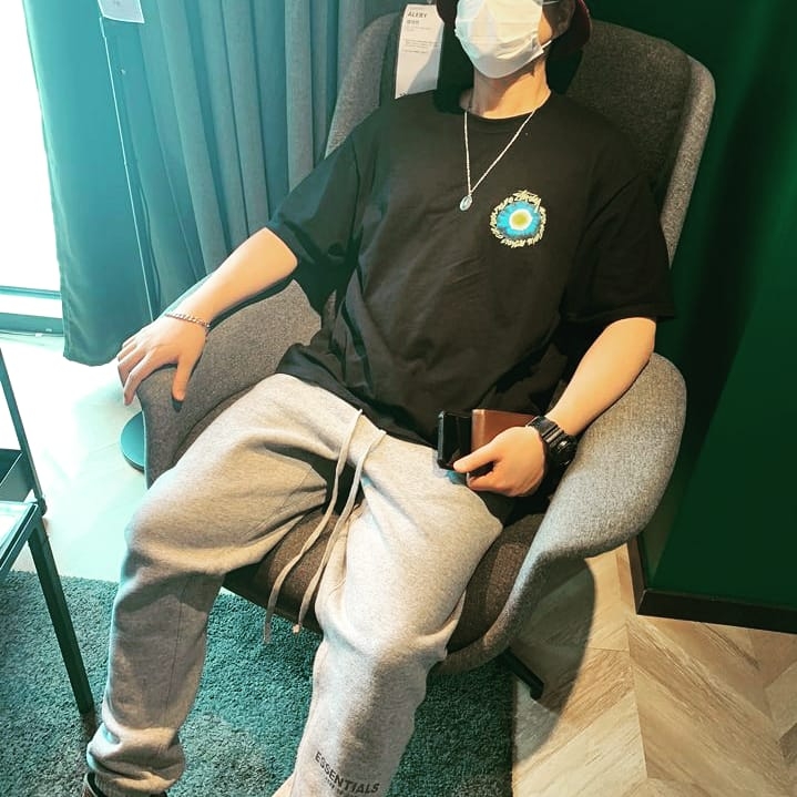 Stussy Cosmos T-Shirt Black, Essentials Sweatpants Heather Oatmeal - 20FW 착용 스타일