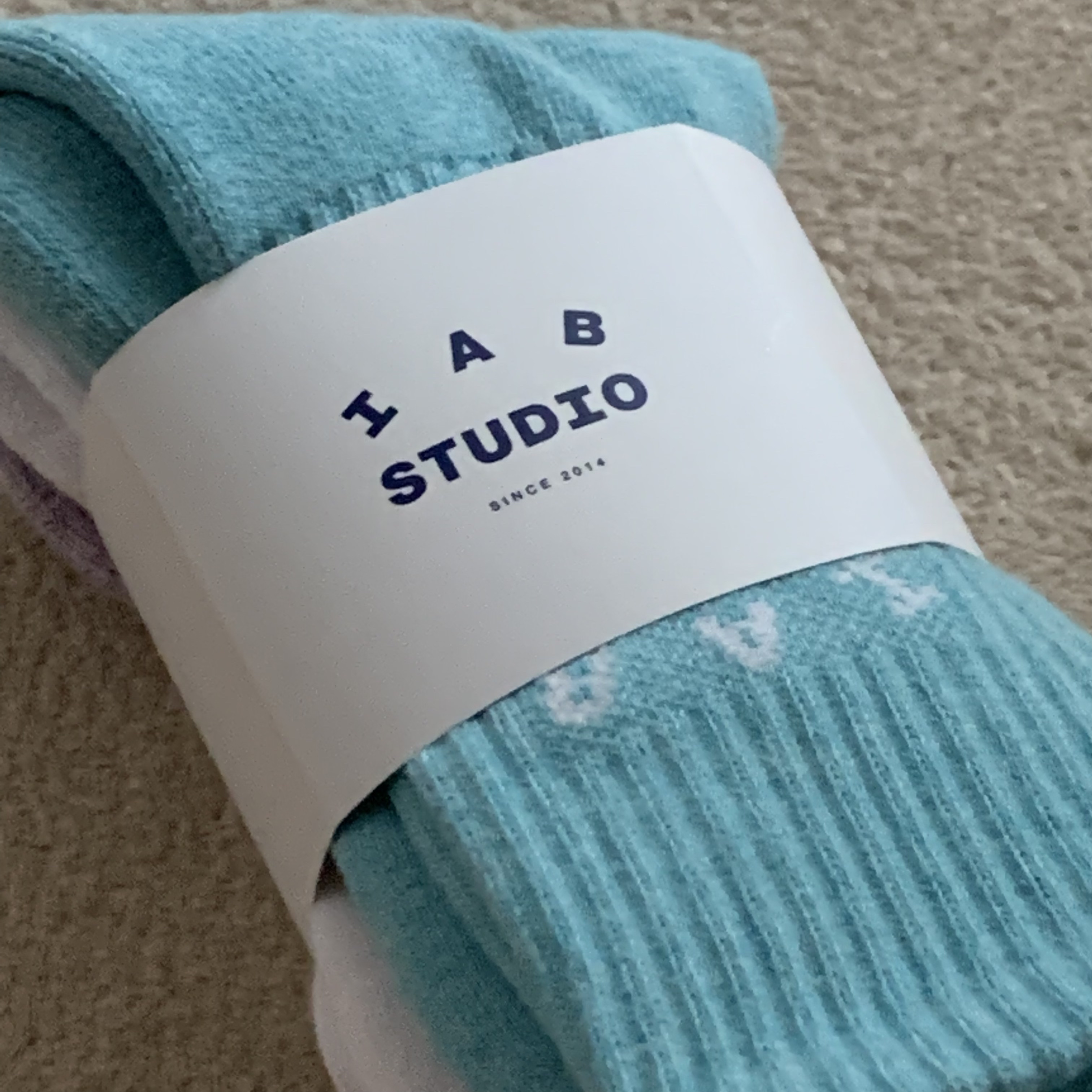 IAB Studio Socks Pack White Purple Cyan 착용 스타일 - 1