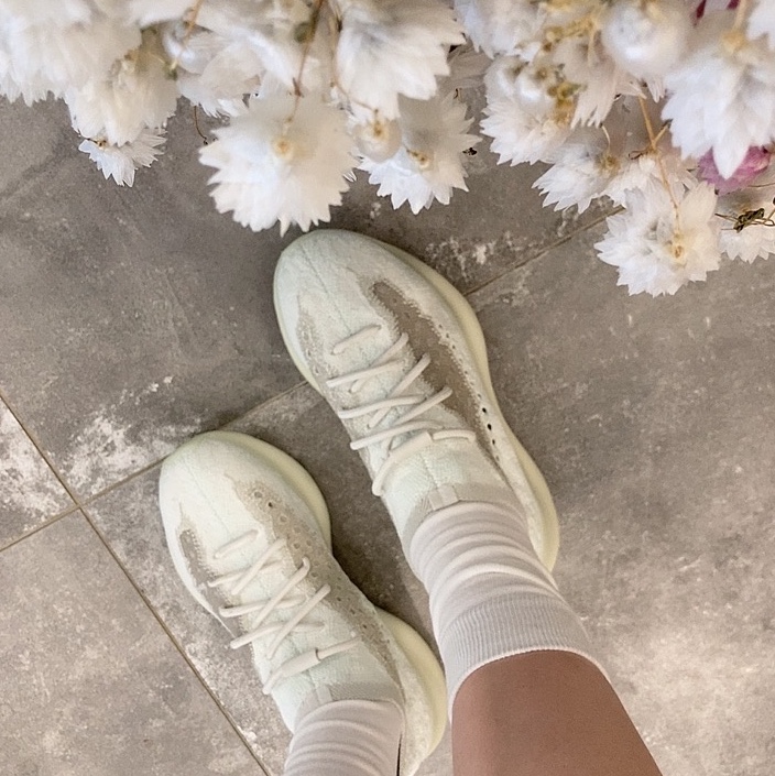 Adidas Yeezy Boost 380 Calcite Glow 착용 스타일 - 1