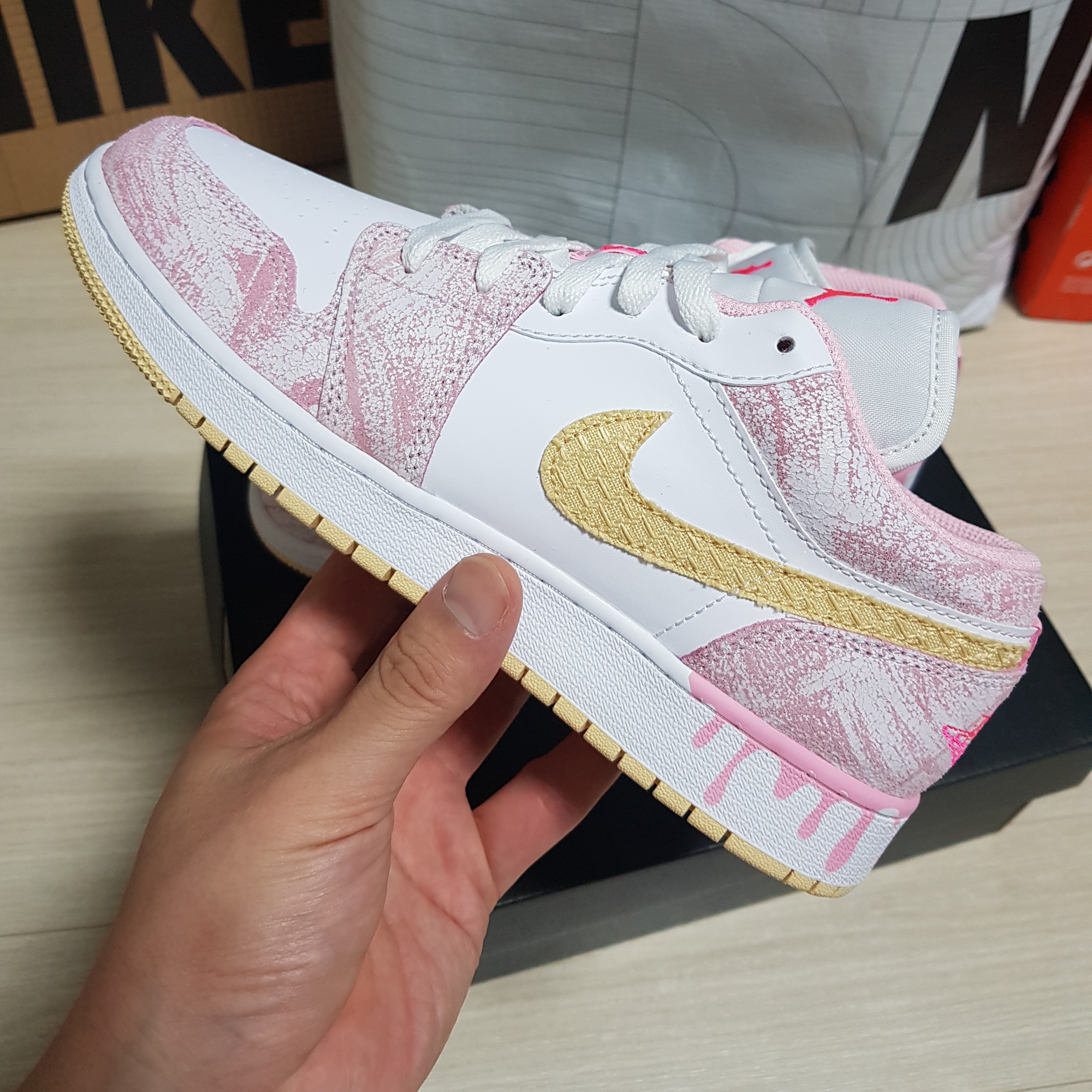 (GS) Jordan 1 Low SE Pale Vanilla 착용 스타일 - 1