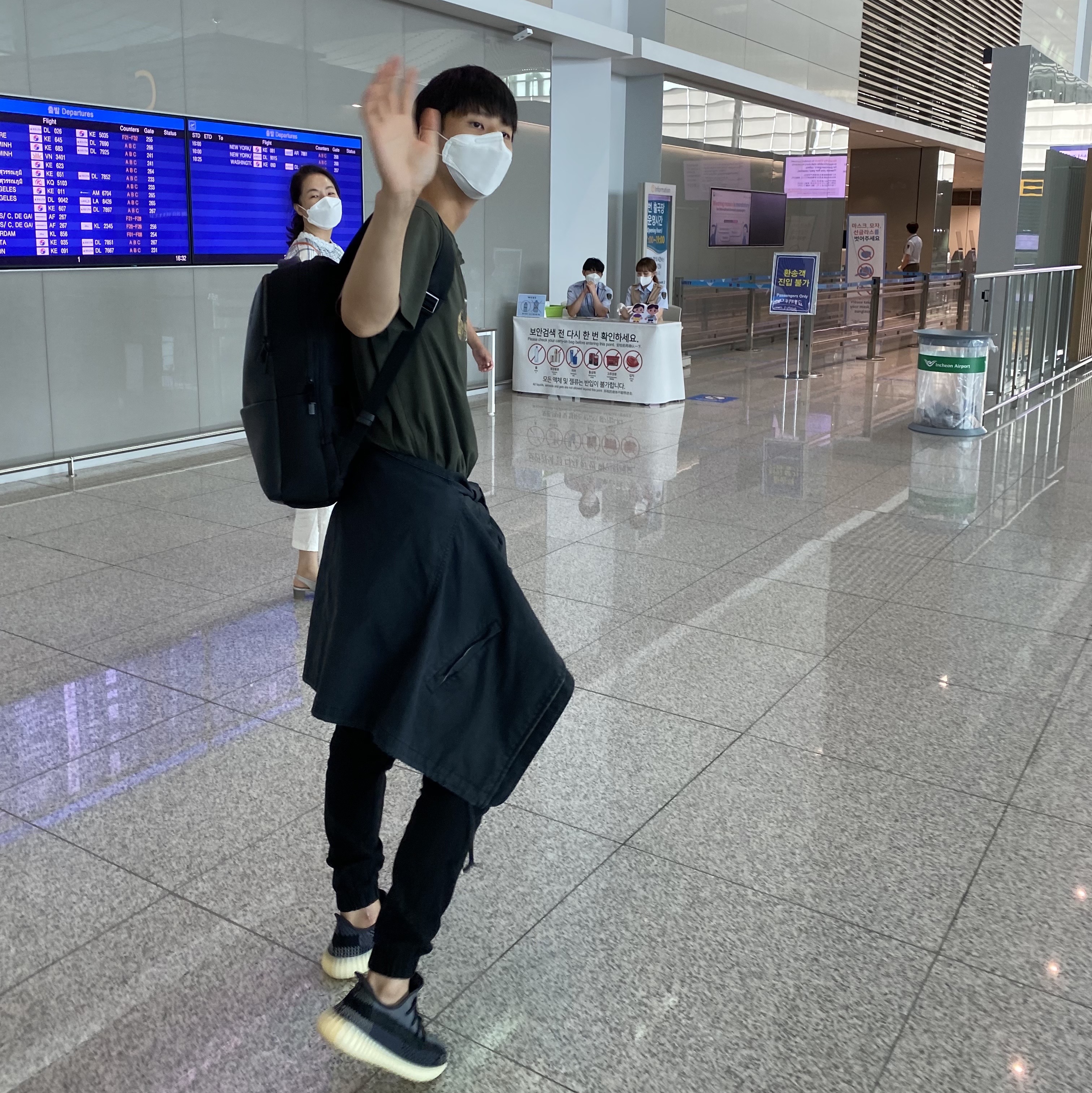 Adidas Yeezy Boost 350 V2 Carbon 착용 스타일 - 2